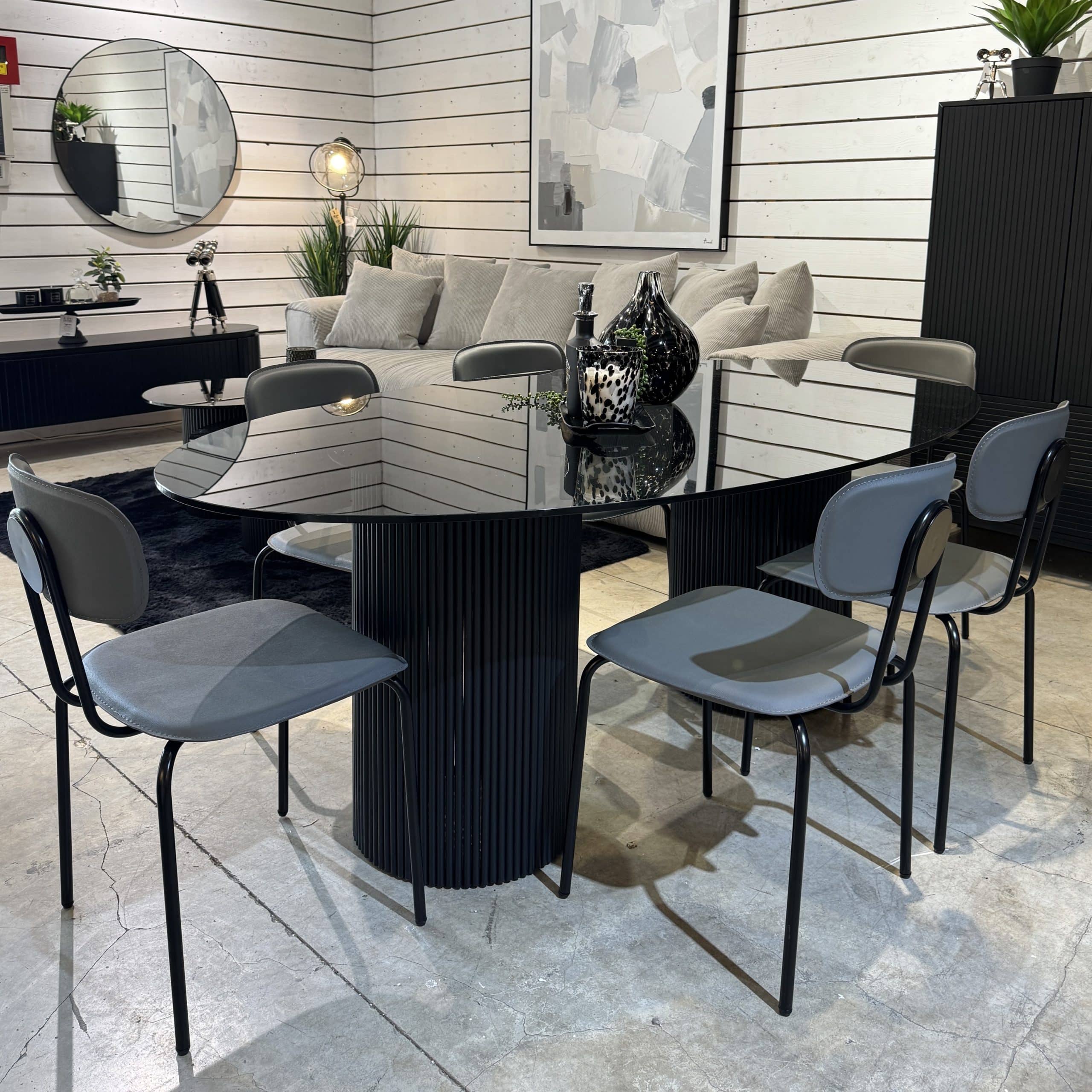 שולחן אוכל יוקרתי אובלי זכוכית שחורה רגליים שחורה דגם מנדי- אחרון חיסול תצוגה! שולחן אוכל יוקרתי אובלי זכוכית שחורה רגליים שחורה דגם מנדי- אחרון חיסול תצוגה!