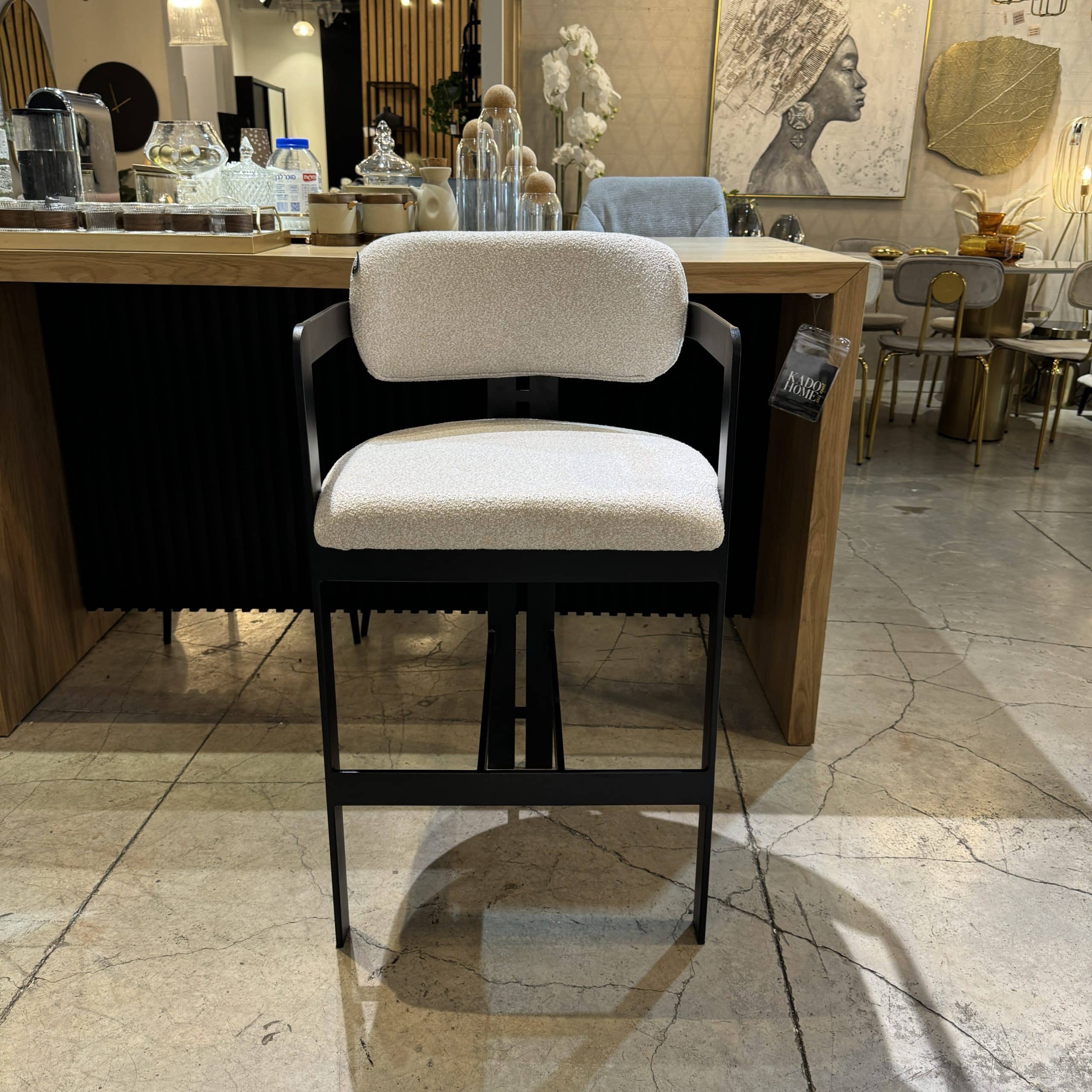 כיסא בר מעוצב יוקרתי רגל שחורה בד שמנת דגם מנדי כיסא בר מעוצב יוקרתי רגל שחורה בד שמנת דגם מנדי