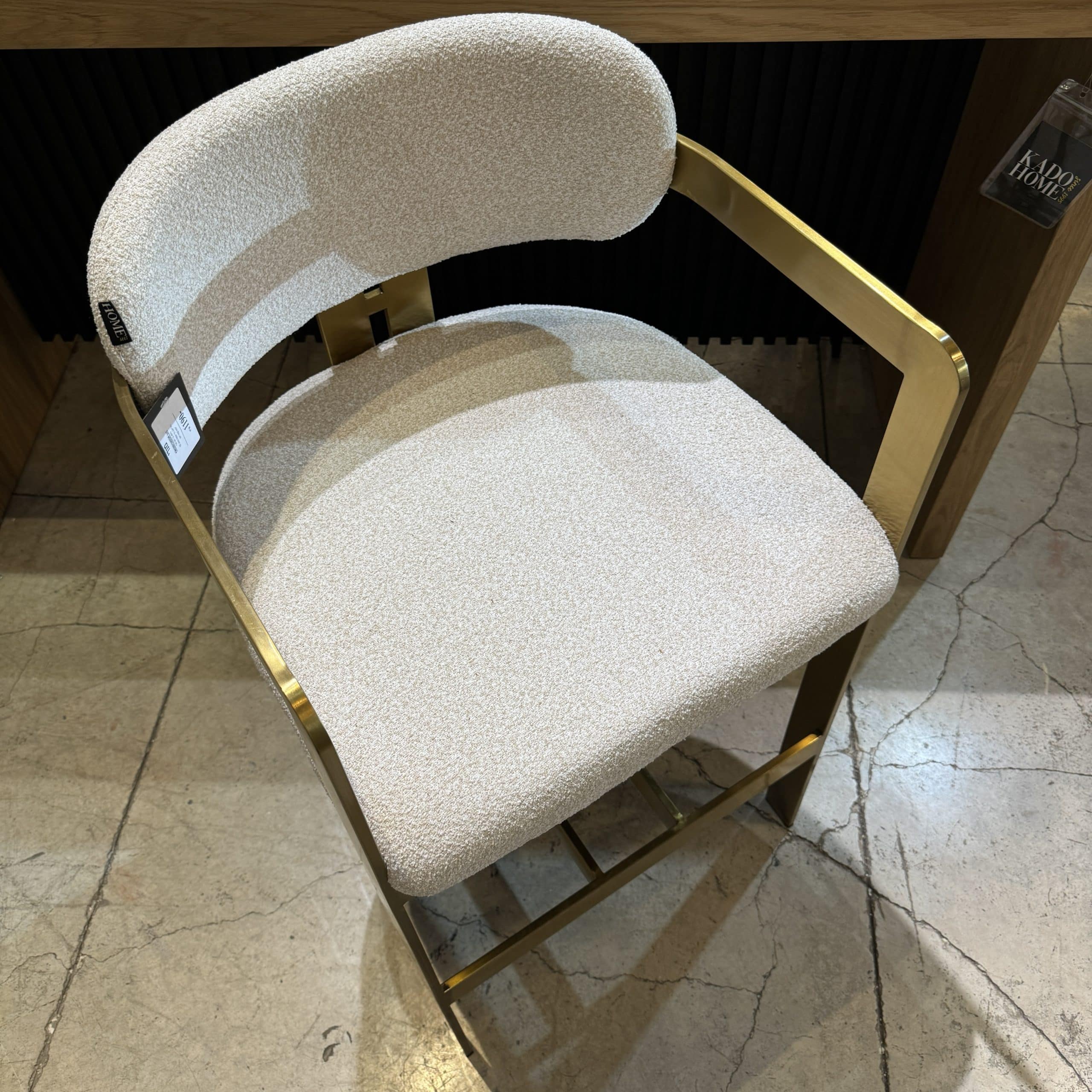 כיסא בר מעוצב יוקרתי רגל זהב בד שמנת דגם מנדי