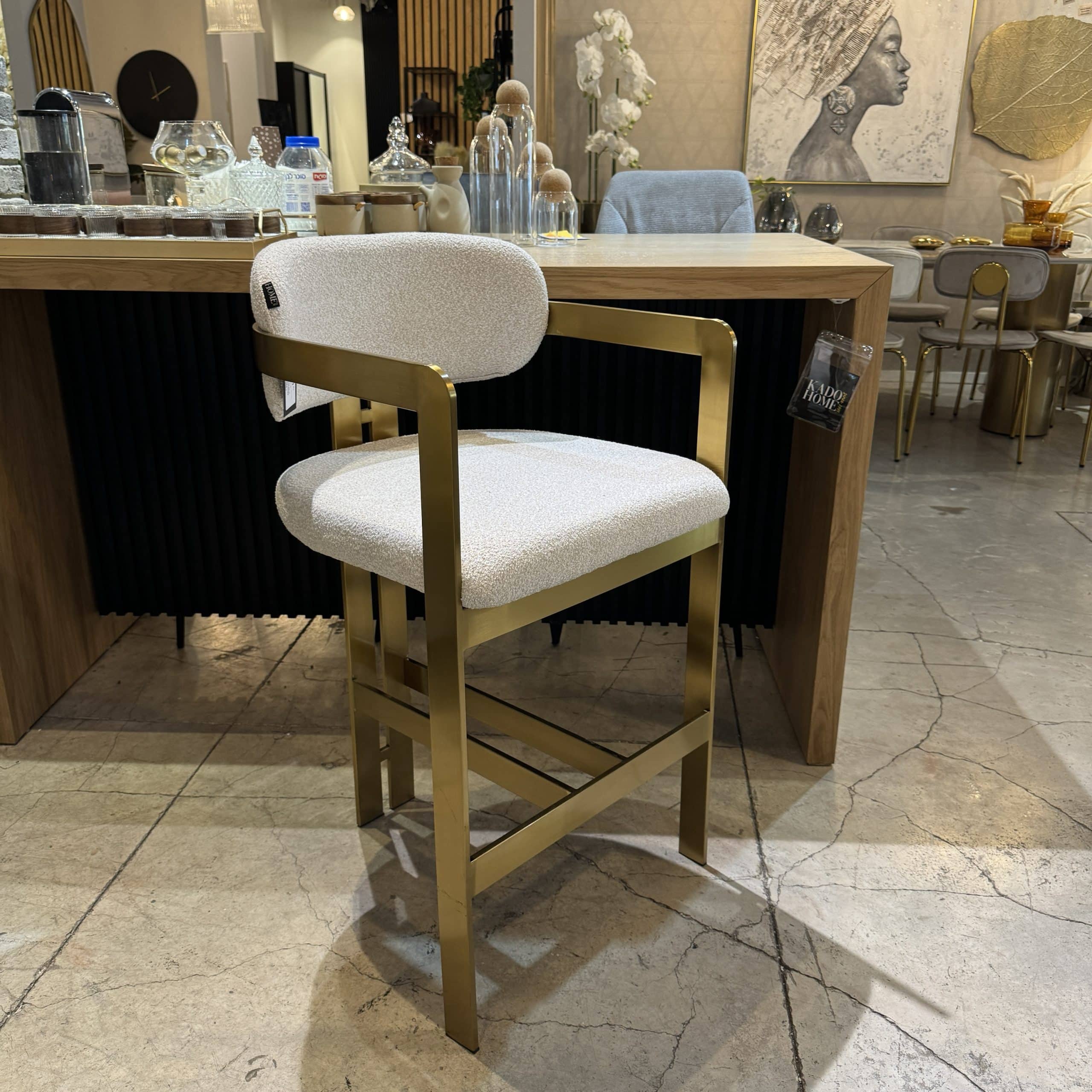 כיסא בר מעוצב יוקרתי רגל זהב בד שמנת דגם מנדי