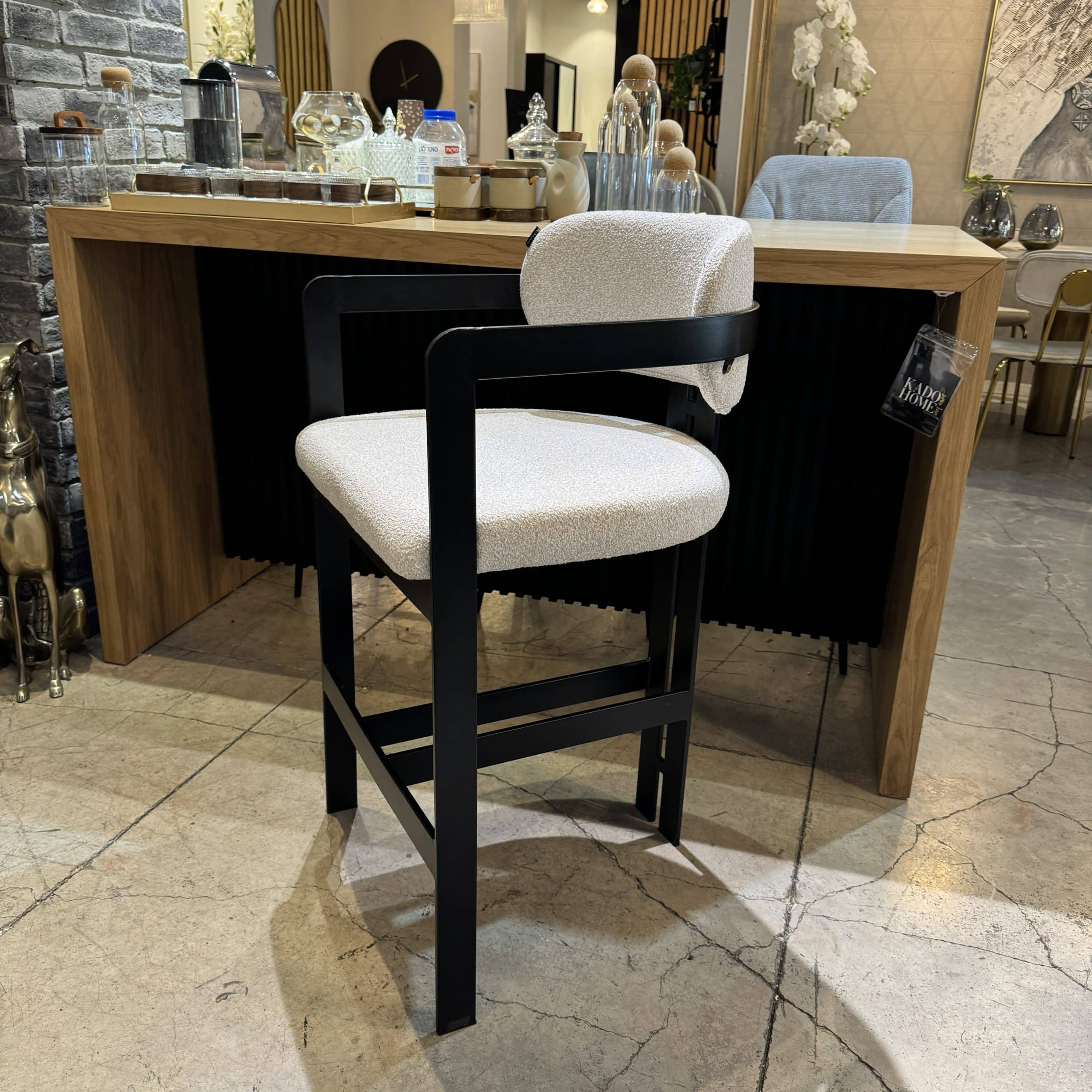 כיסא בר מעוצב יוקרתי רגל שחורה בד שמנת דגם מנדי כיסא בר מעוצב יוקרתי רגל שחורה בד שמנת דגם מנדי