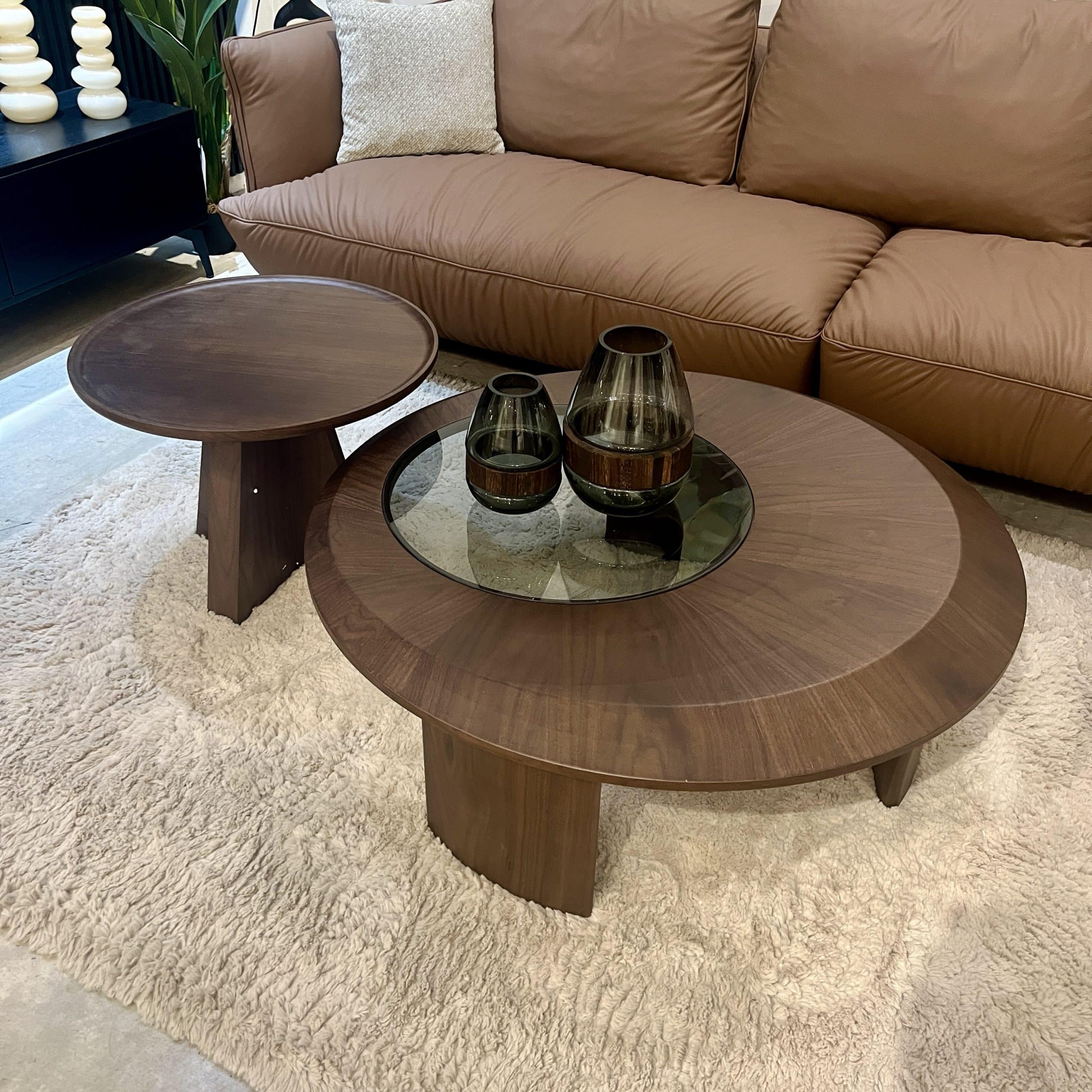 זוג שולחנות סלון עגולים אגוז אמריקאי זכוכית דגם סאן גלאס