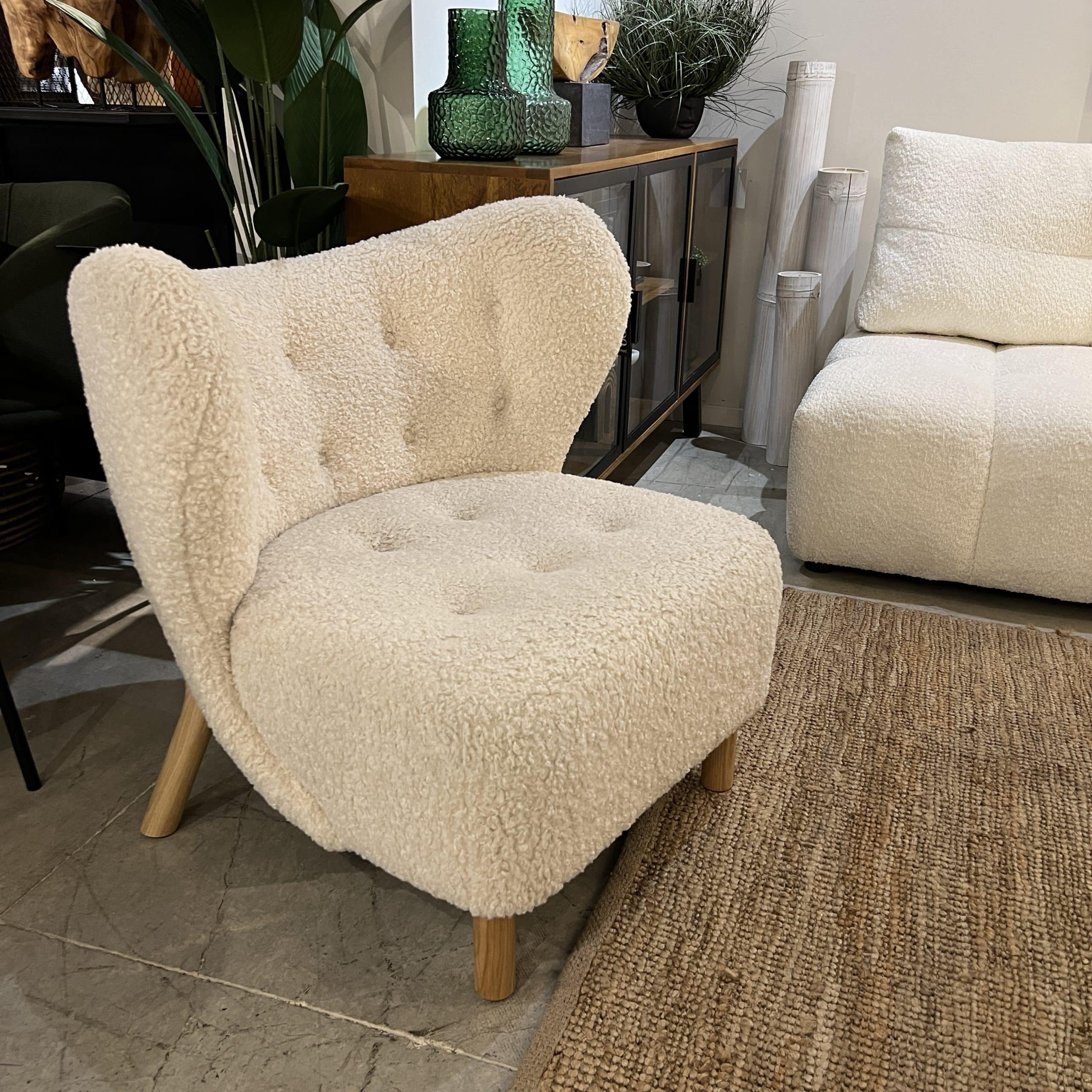 כורסא מודרנית בד בוקלה לבן דגם בוטון קימי - חיסול! כורסא מודרנית בד בוקלה לבן דגם בוטון קימי - חיסול!