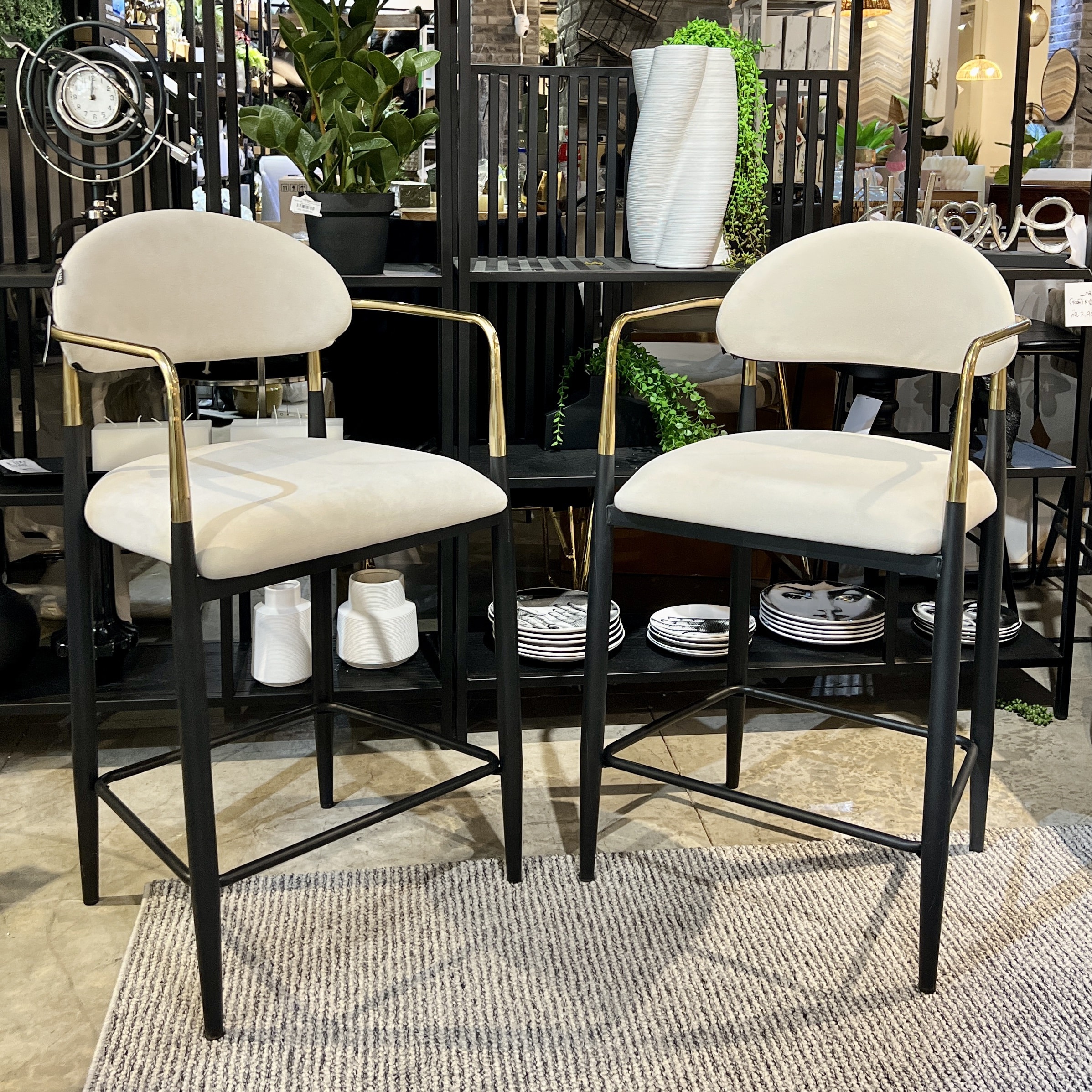 כיסא בר ידיות זהב רגליים שחור בד שמנת דגם מודרן קימי כיסא בר ידיות זהב רגליים שחור בד שמנת דגם מודרן קימי