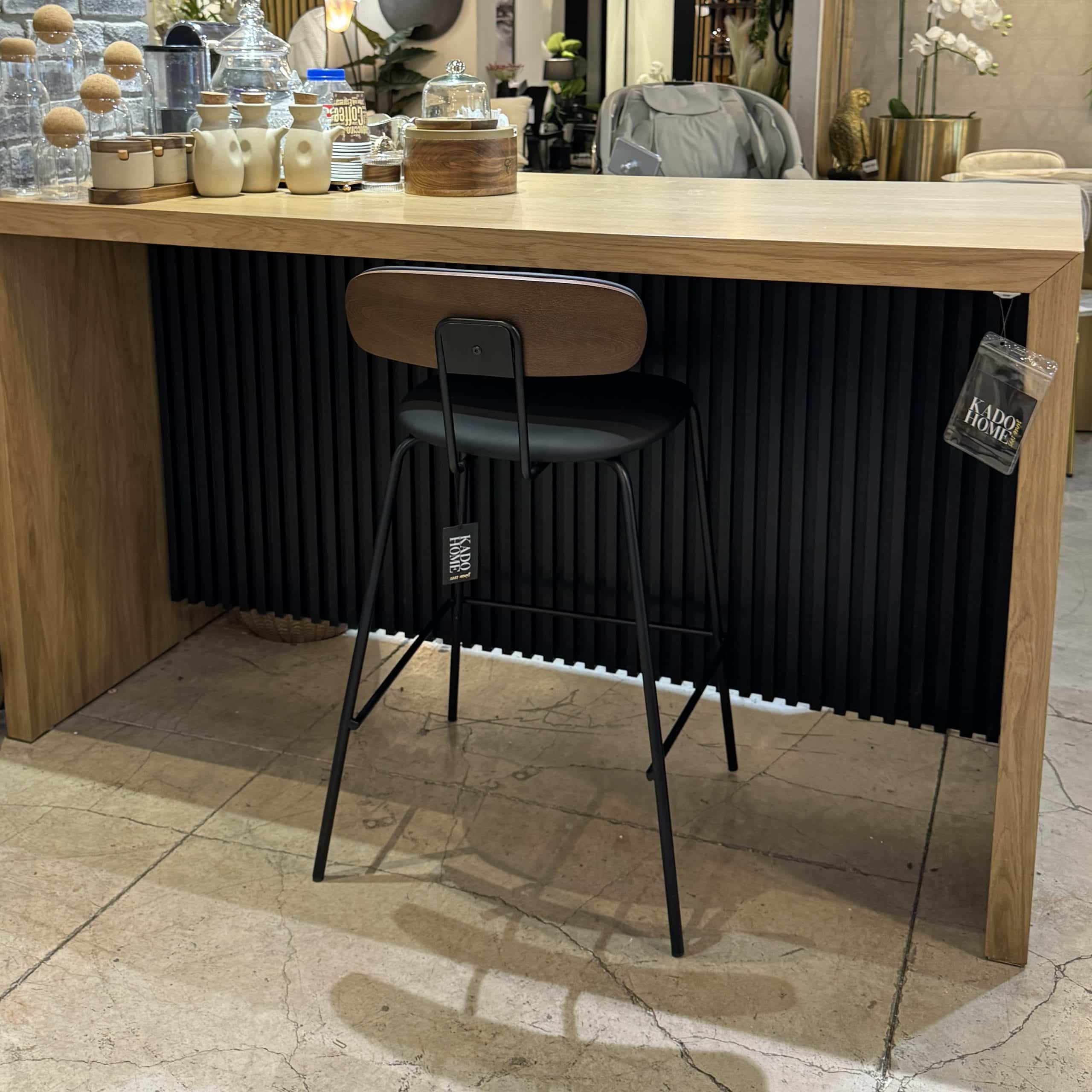 כיסא בר דמוי עור שחור גב עץ אגוז דגם דיאן קימי- אחרון בחיסול!