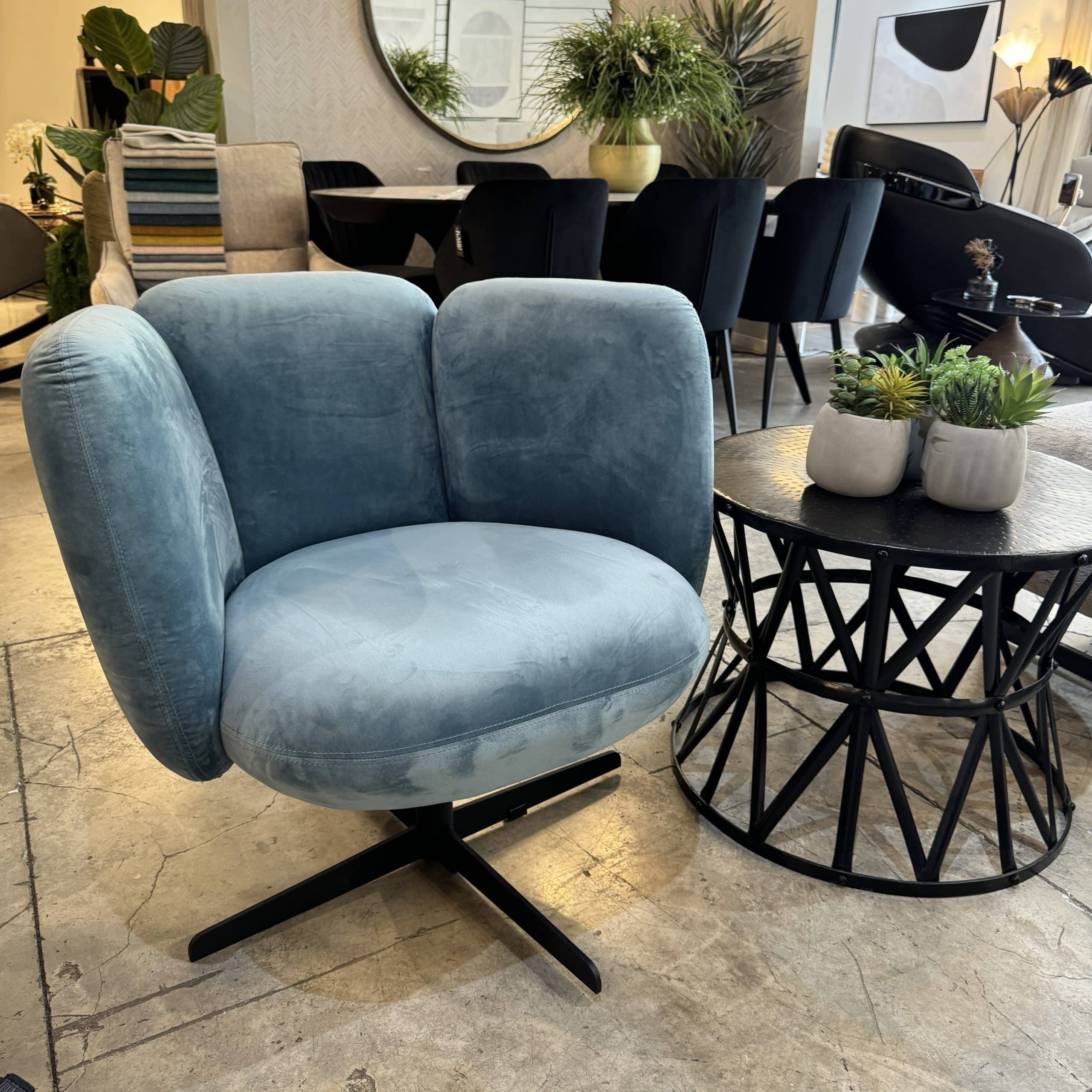 כורסא מסתובבת בבד קטיפה תכלת פרח דגם אמה