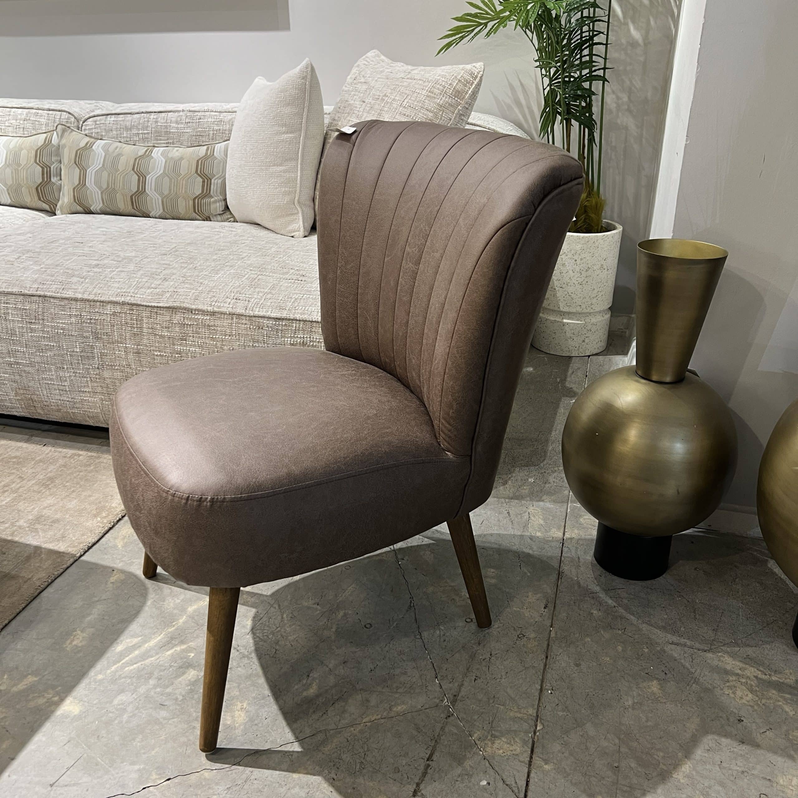 כורסא חומה דמוי עור מיני רגלי עץ כורסא חומה דמוי עור מיני רגלי עץ