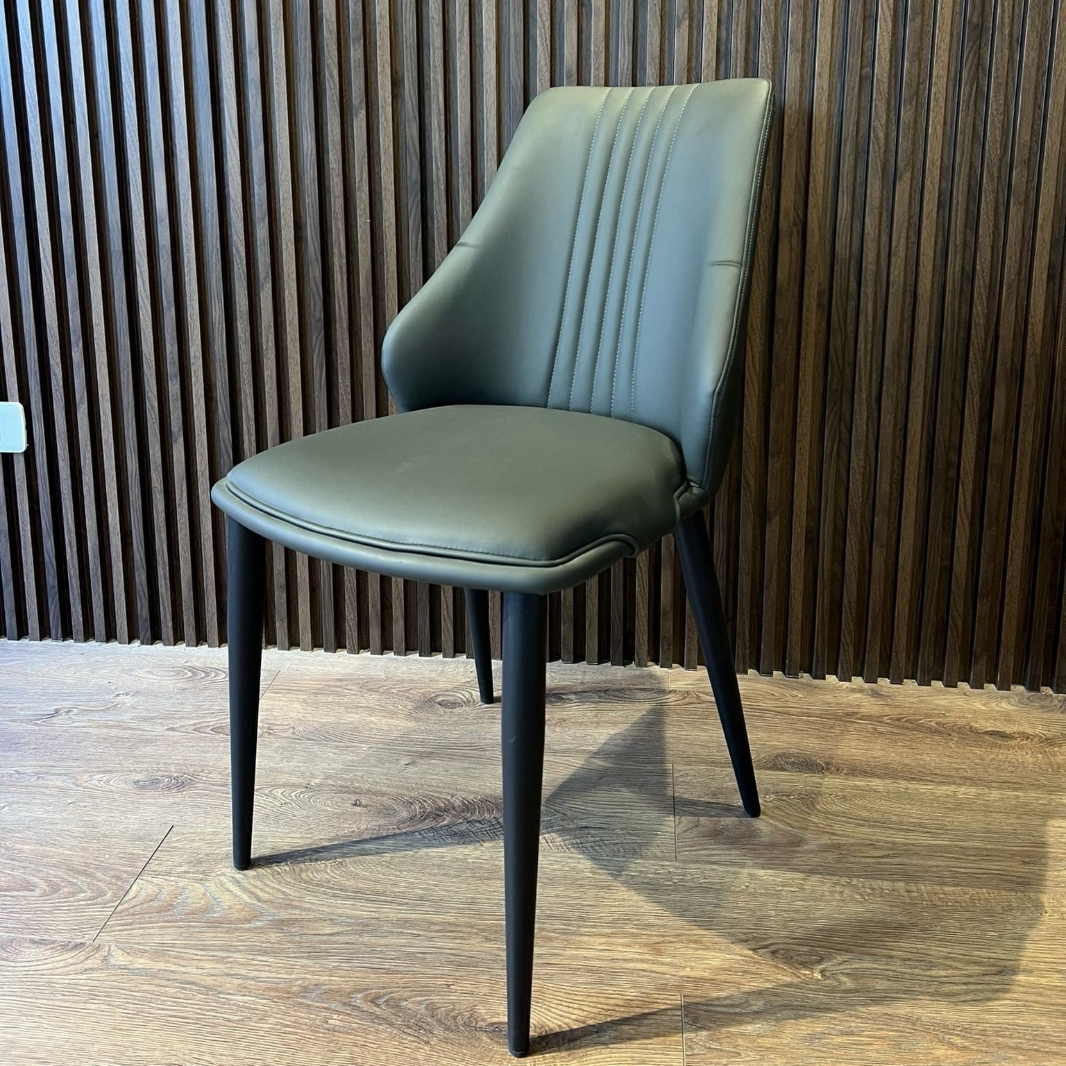 כיסא פינת אוכל דמוי עור פסים בגב דגם 067