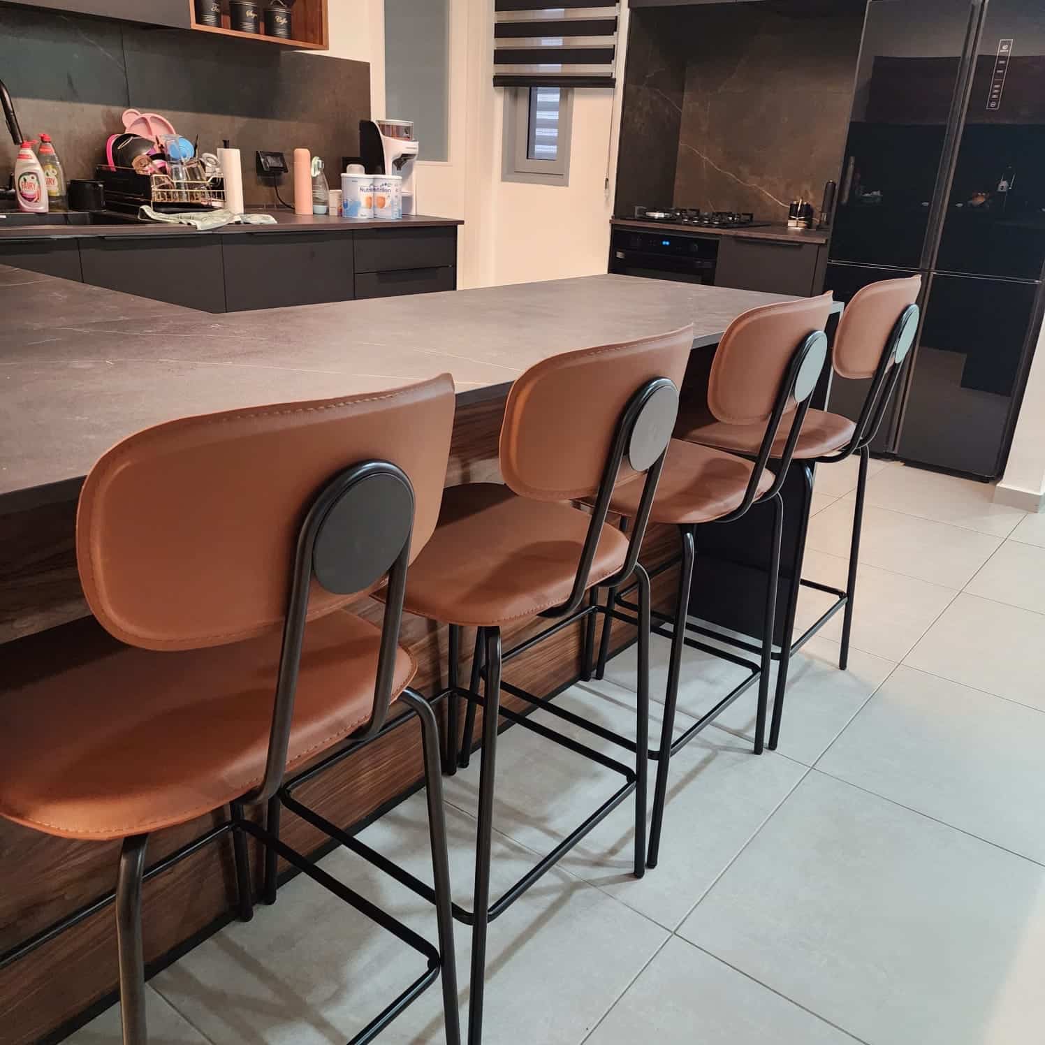 כיסא בר דגם סטפני דמוי עור כאמל רגל שחורה