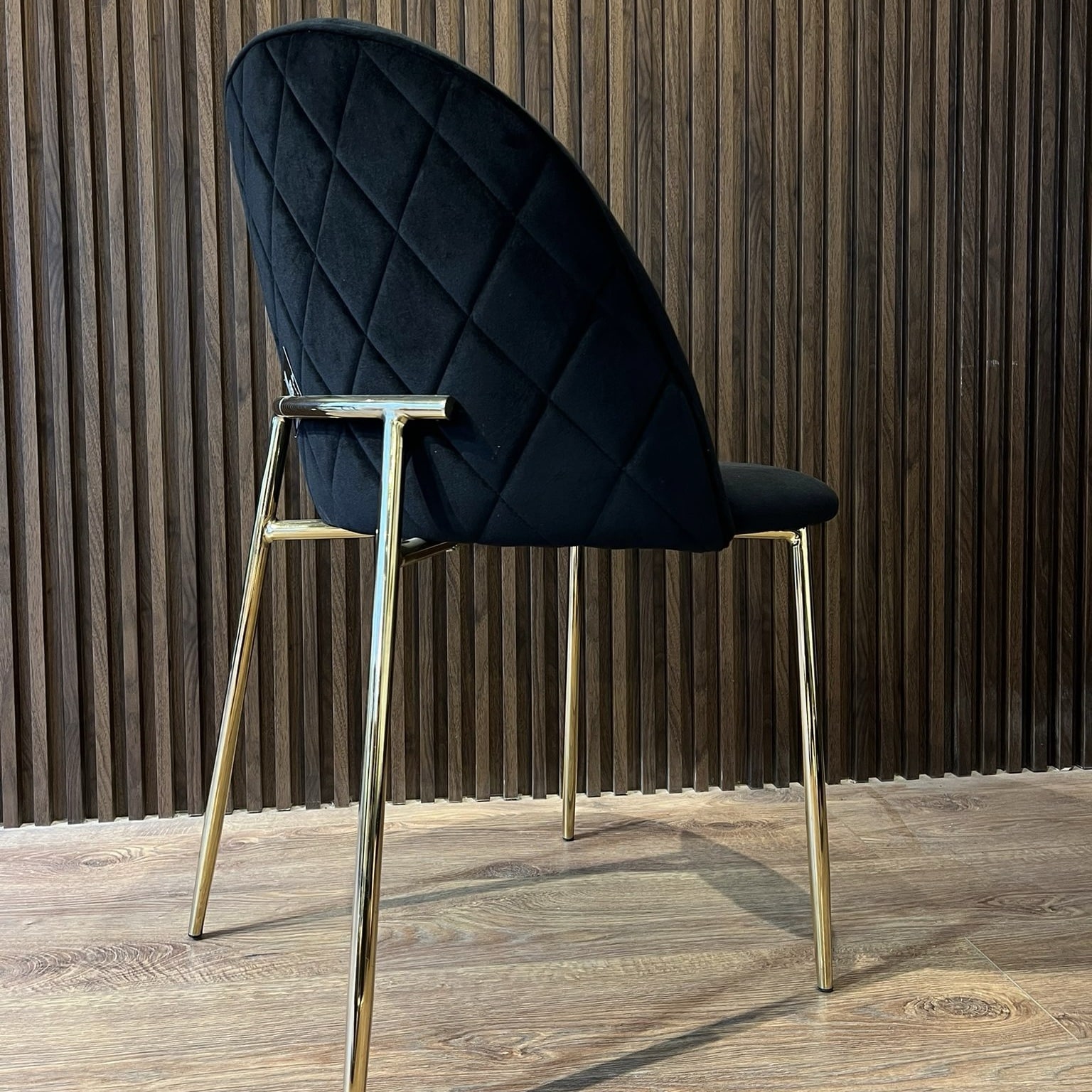 כיסא פינת אוכל מרופד בבד קטיפה שחור ורגל זהב דגם רויאל