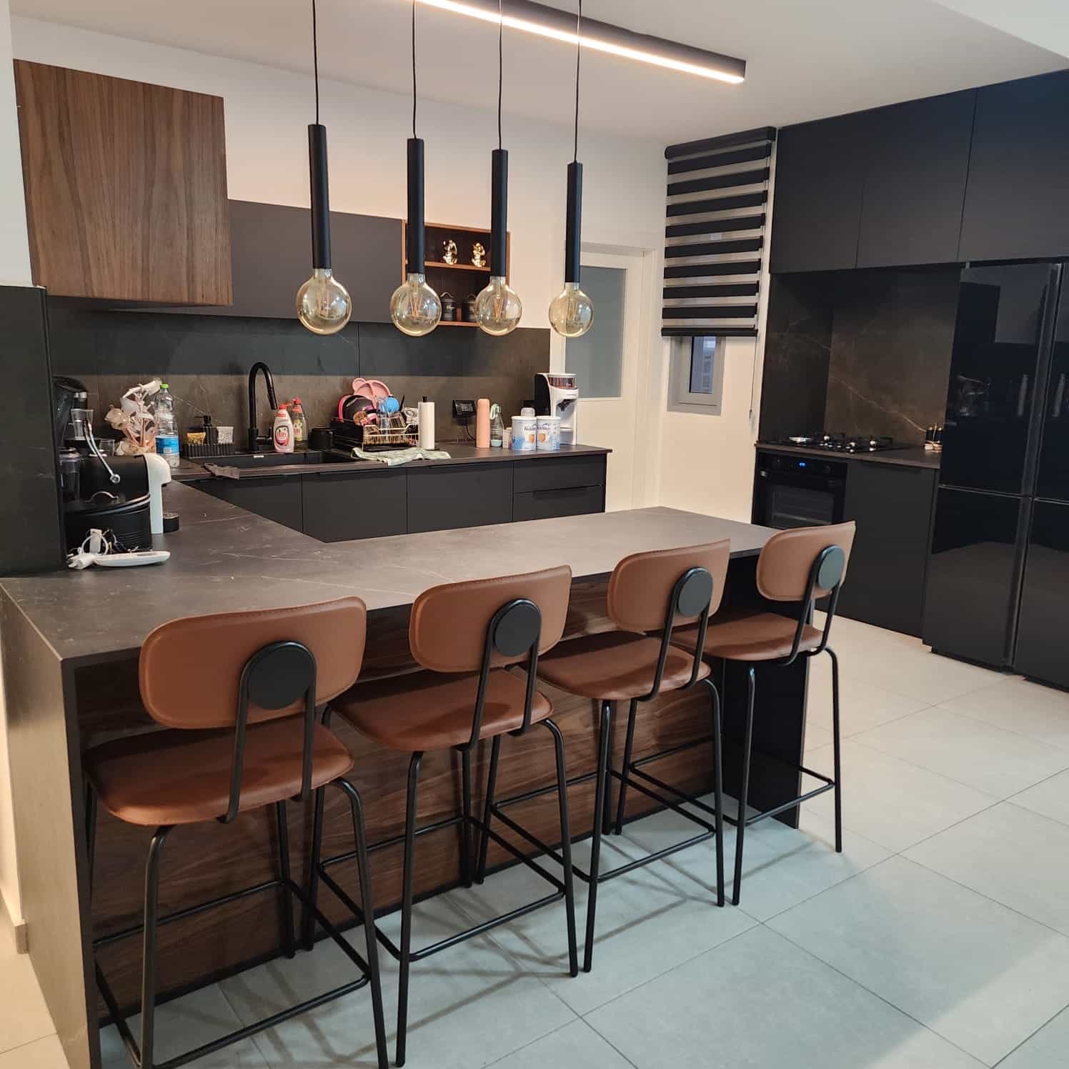 כיסא בר דגם סטפני דמוי עור כאמל רגל שחורה