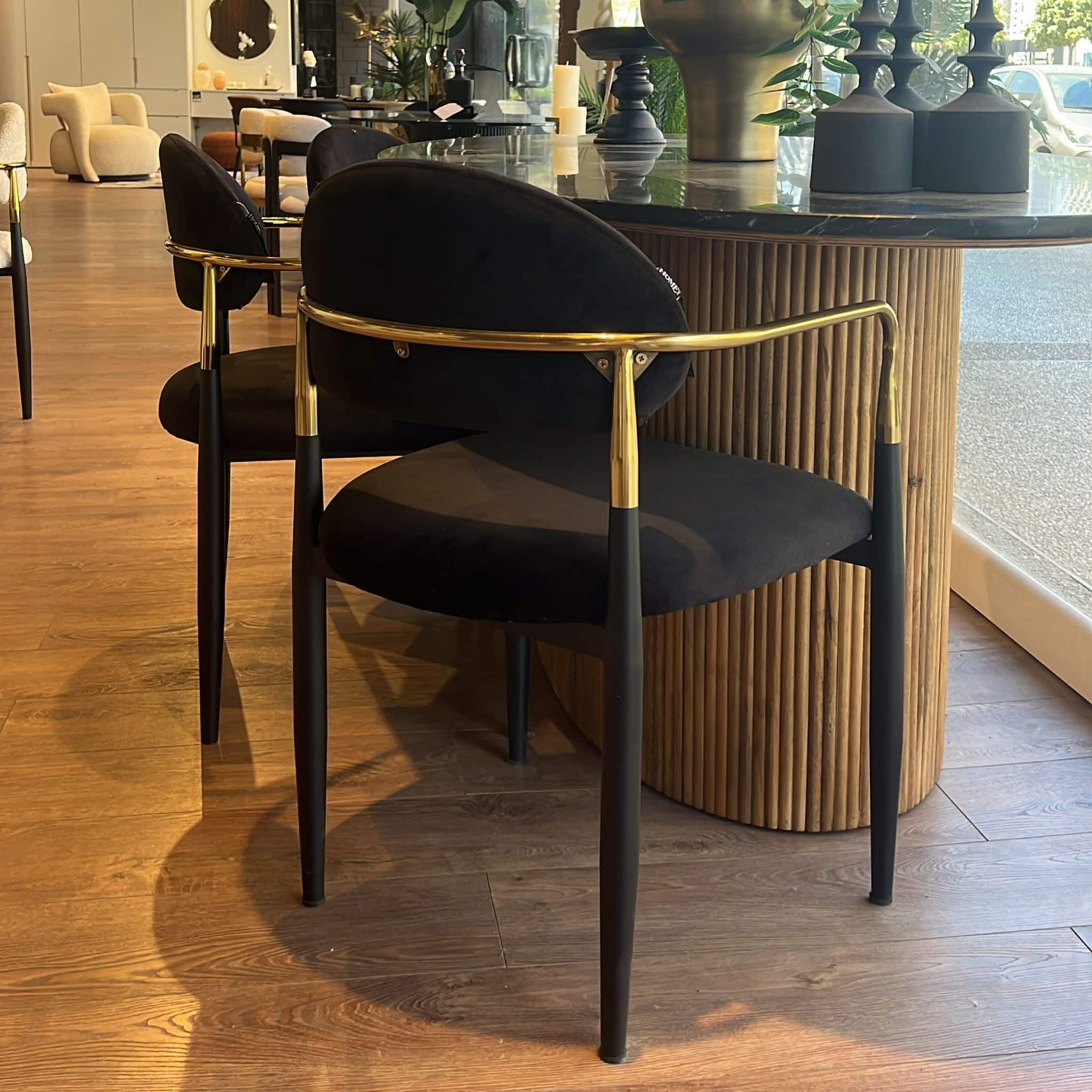 כסא פינת אוכל ידיות זהב רגליים שחור קטיפה שחור דגם מודרן קימי כסא פינת אוכל ידיות זהב רגליים שחור קטיפה שחור דגם מודרן קימי