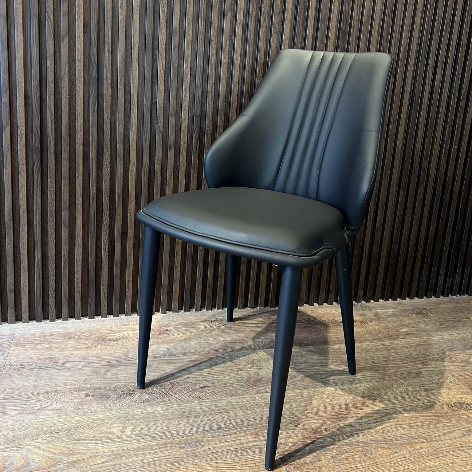 כיסא פינת אוכל דמוי עור פסים בגב דגם 067