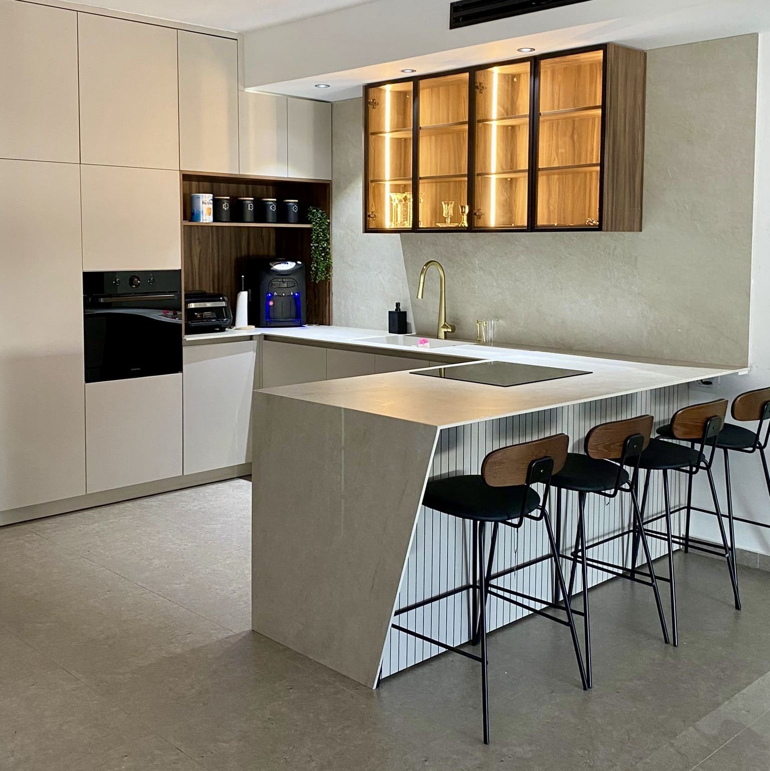 כיסא בר דמוי עור שחור גב עץ אגוז דגם דיאן קימי- אחרון בחיסול!