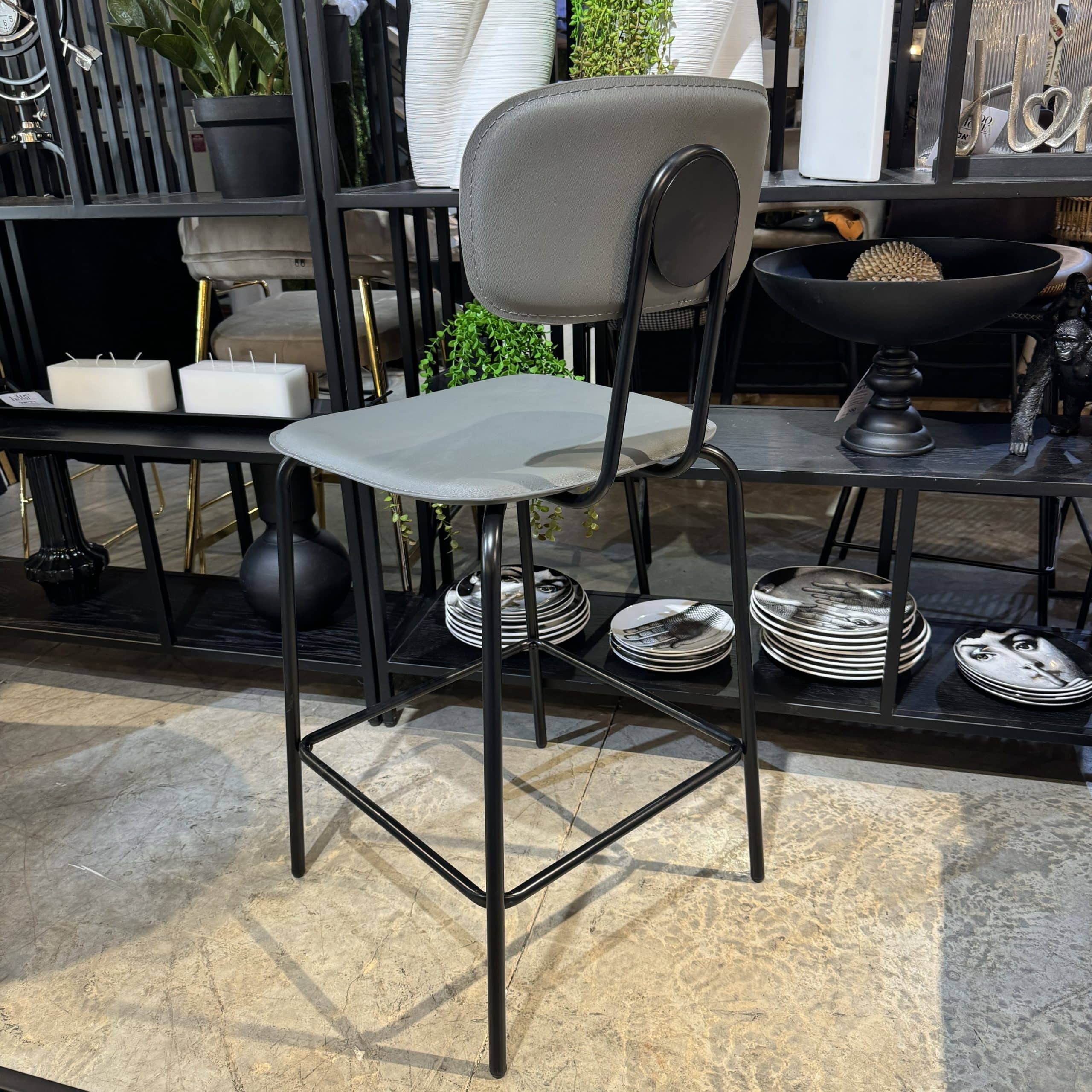 כיסא בר דגם סטפני דמוי עור אפור רגל שחורה - אחרונים! כיסא בר דגם סטפני דמוי עור אפור רגל שחורה - אחרונים!