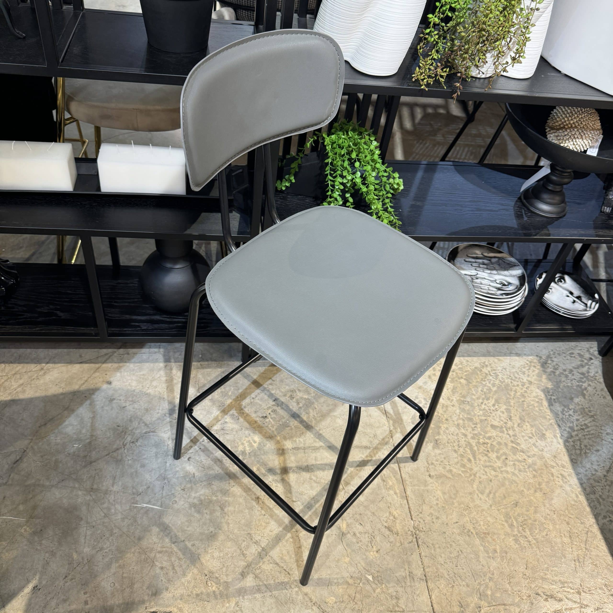 כיסא בר דגם סטפני דמוי עור אפור רגל שחורה - אחרונים! כיסא בר דגם סטפני דמוי עור אפור רגל שחורה - אחרונים!