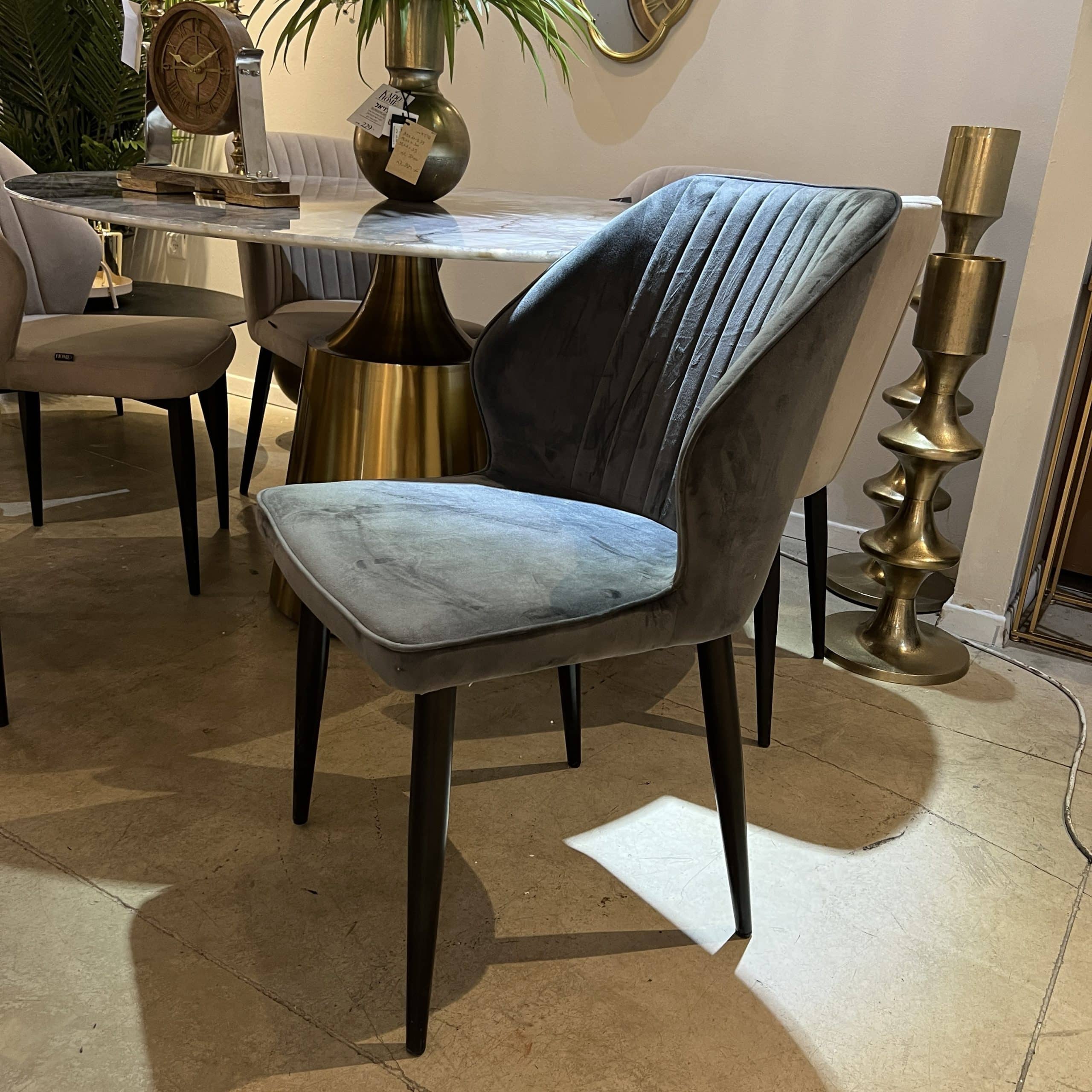 כיסא קטיפה שחור דגם 7031 | חיסול מלאי כיסא קטיפה שחור דגם 7031 | חיסול מלאי