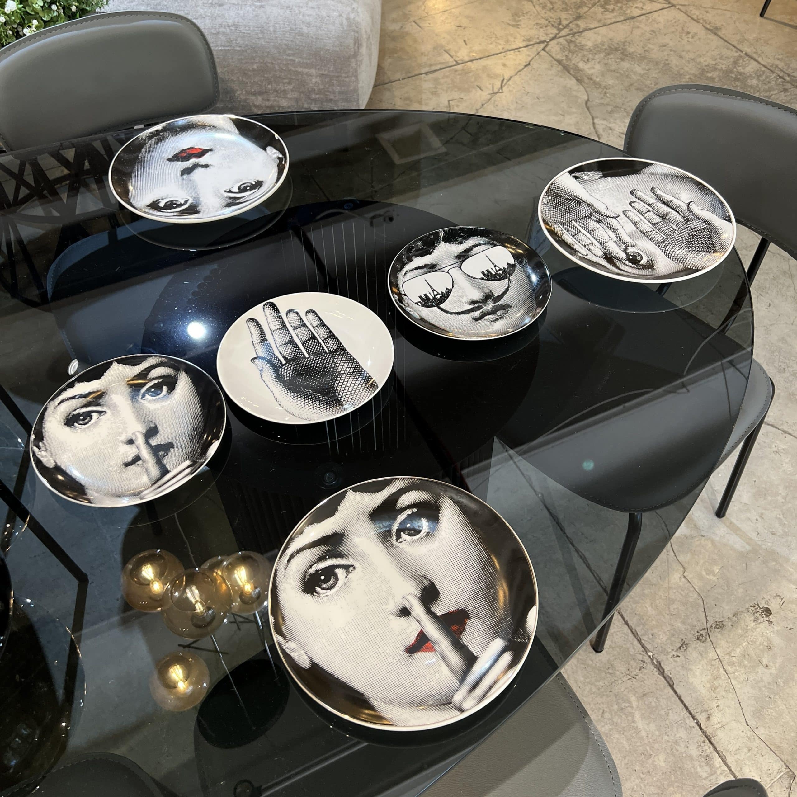 צלחת נוי פורצלן ציור אישה שחור לבן צלחת נוי פורצלן ציור אישה שחור לבן