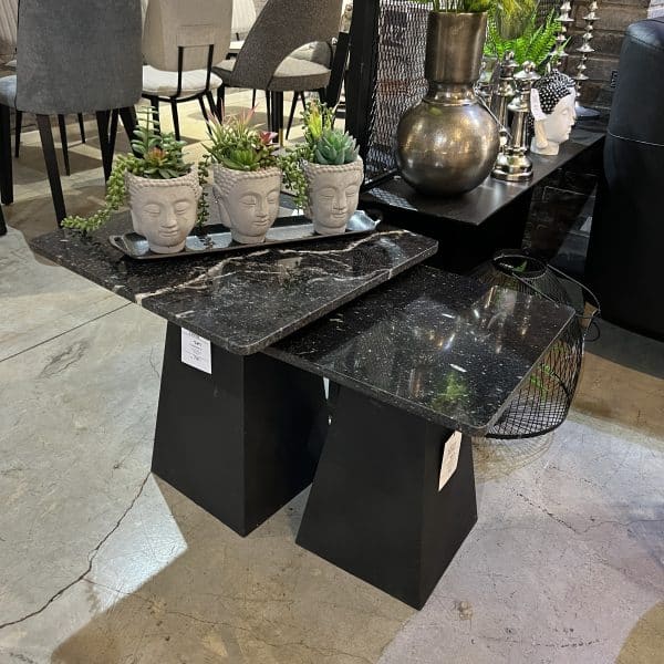 שולחן צד יולי שיש שחור בסיס שחור דגם ראבי