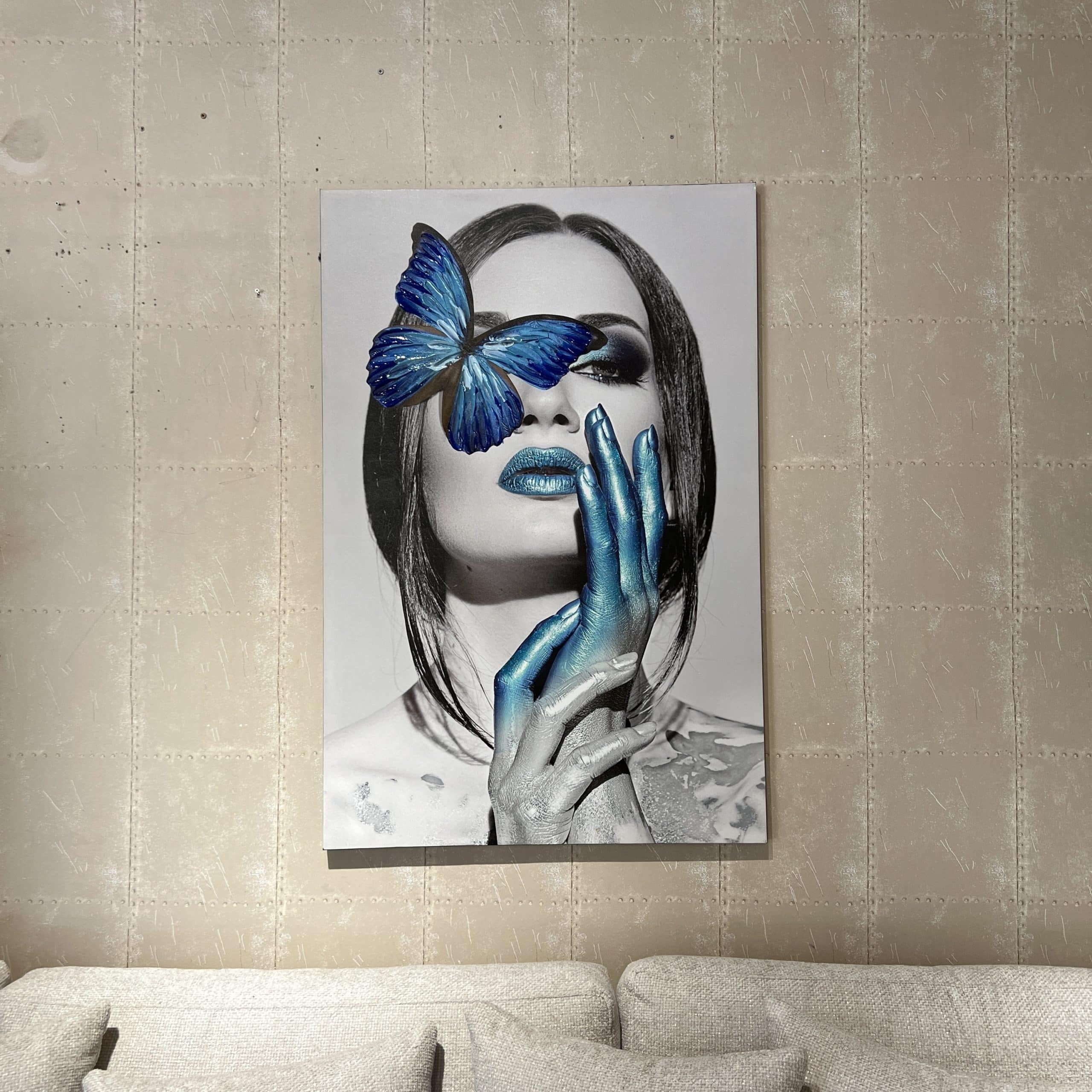 תמונה עבודת יד אישה עם פרפר כחול דגם איקו תמונה עבודת יד אישה עם פרפר כחול דגם איקו