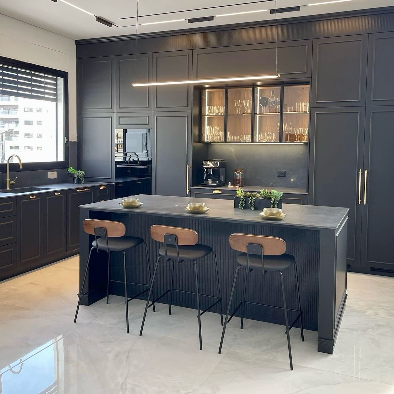 כיסא בר דמוי עור שחור גב עץ אגוז דגם דיאן קימי- אחרון בחיסול!