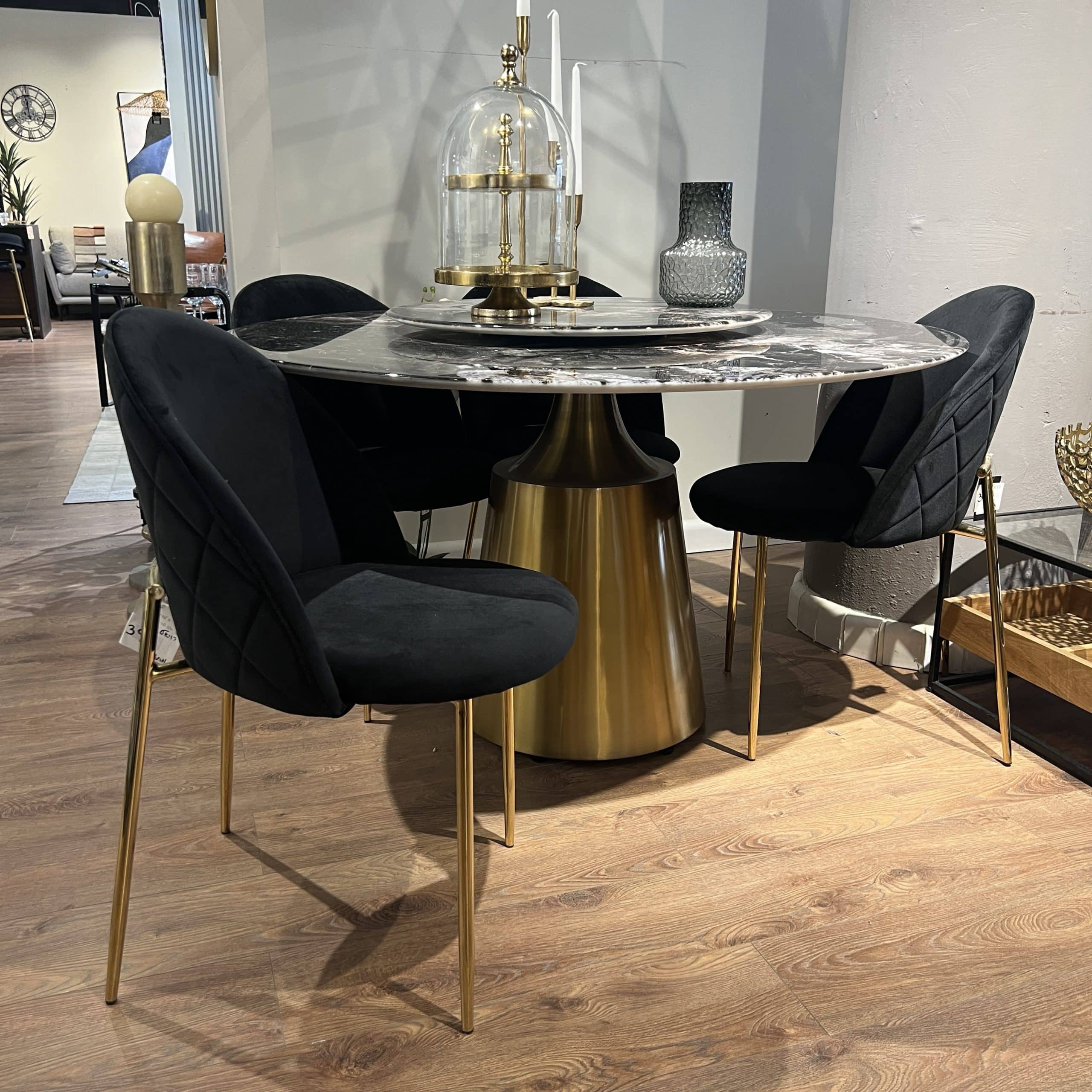 כיסא פינת אוכל מרופד בבד קטיפה שחור ורגל זהב דגם רויאל