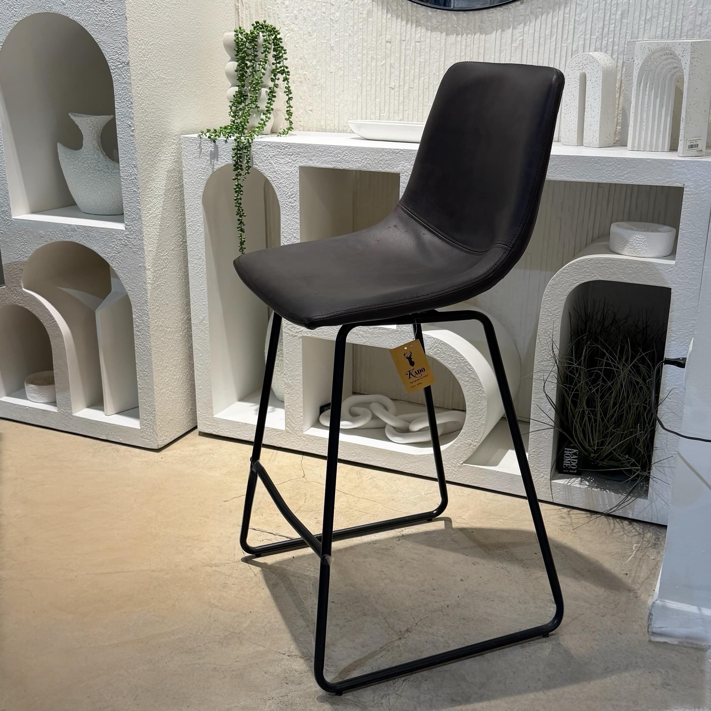 כיסא בר דגם אריזונה חלק דמוי עור חום - חיסול אחרון מתצוגה!