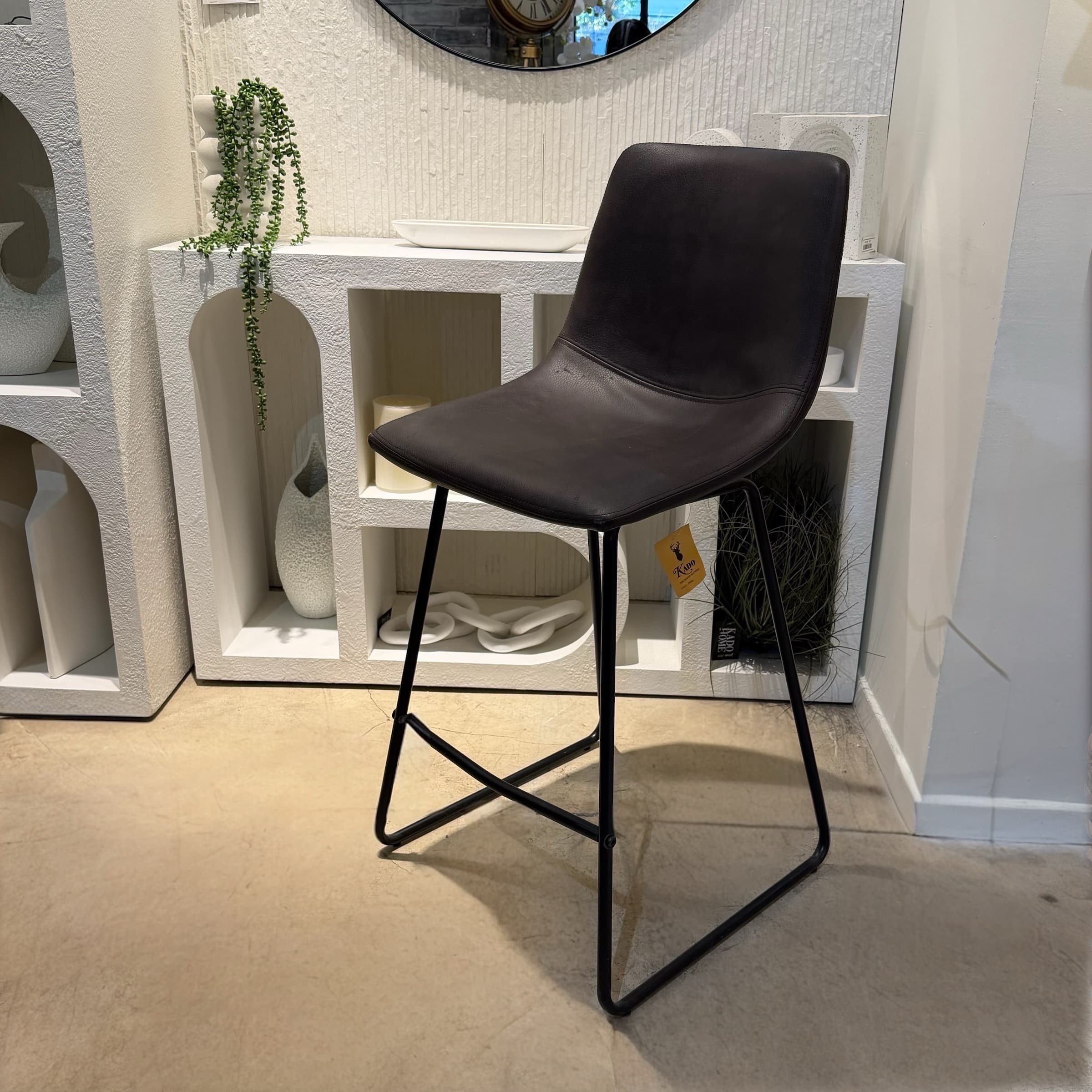 כיסא בר דגם אריזונה חלק דמוי עור חום - חיסול אחרון מתצוגה!