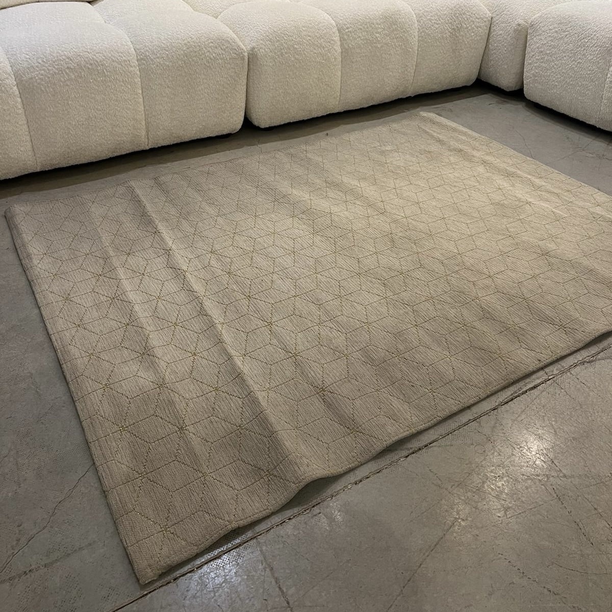 שטיח תלת מימד קוביות בז זהב דגם טאי שטיח תלת מימד קוביות בז זהב דגם טאי