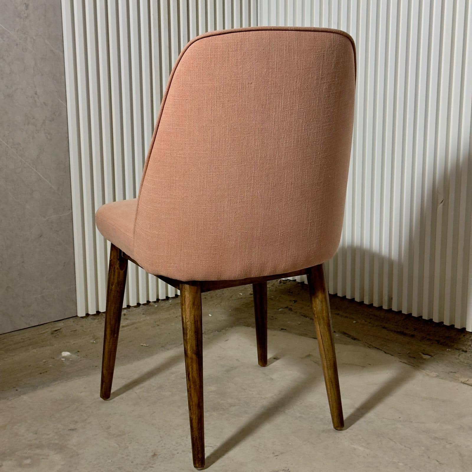 כיסא פינת אוכל מעוצב אפרסק רגלי עץ דגם שמרת