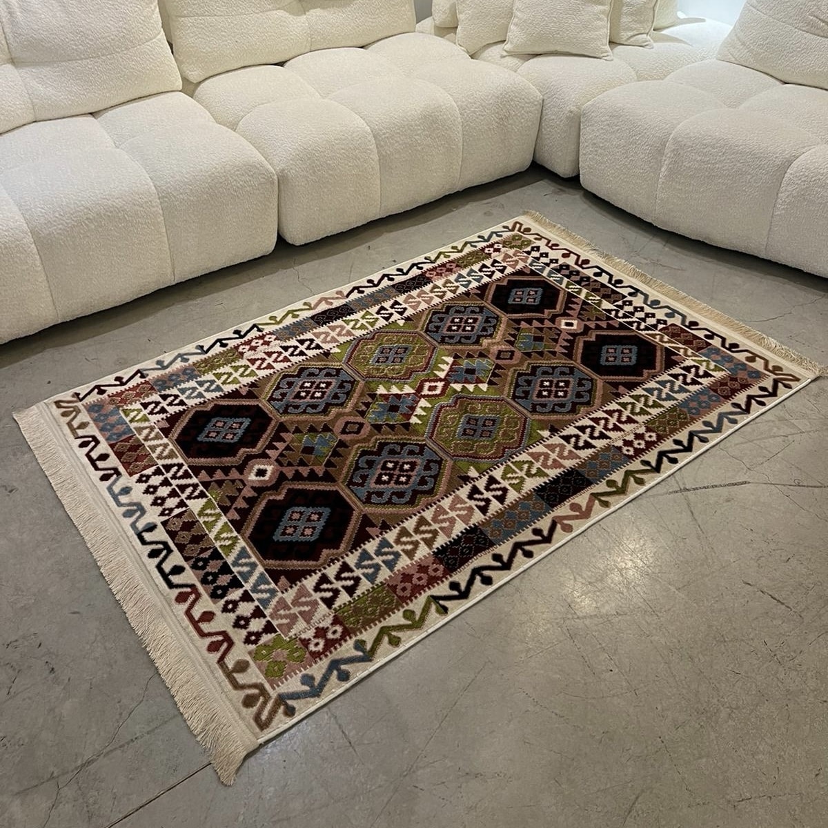 שטיח מרוקאי צבעוני עם פרנזים דגם טיפאני שטיח מרוקאי צבעוני עם פרנזים דגם טיפאני