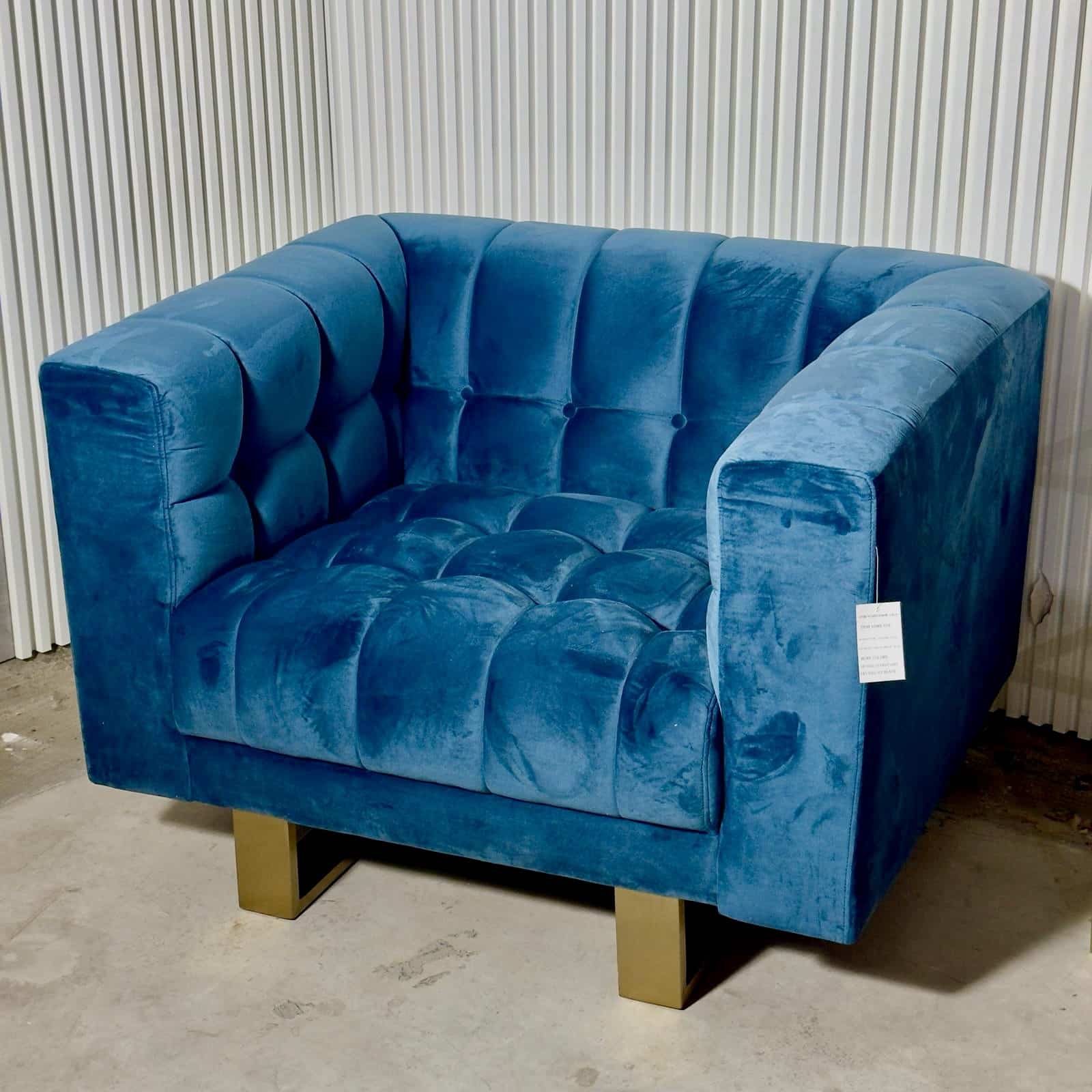 כורסא מעוצבת בד קטיפה קוביות טורקיז רגל זהב