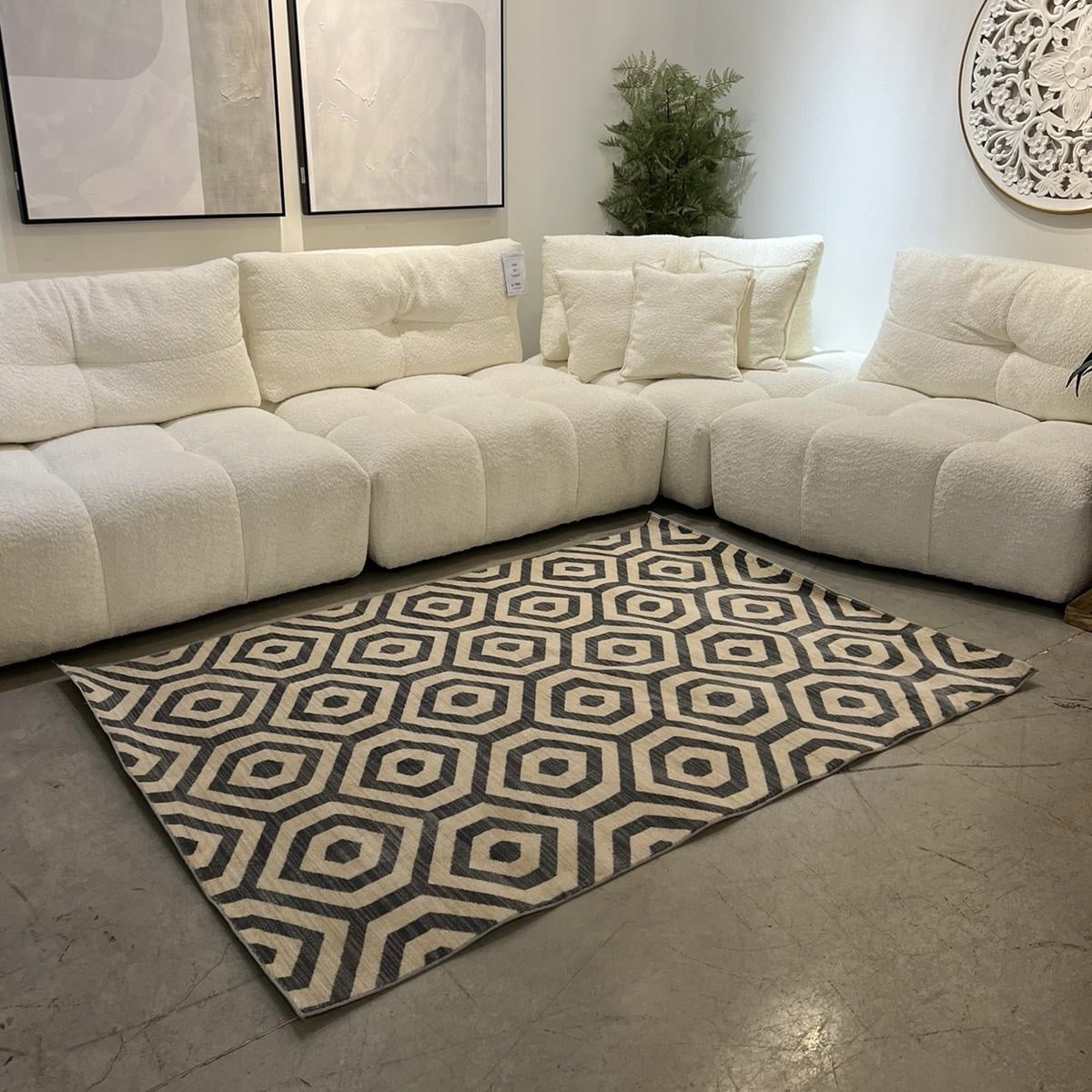 שטיח גאומטרי אפור בז כוורת דגם אריזונה שטיח גאומטרי אפור בז כוורת דגם אריזונה