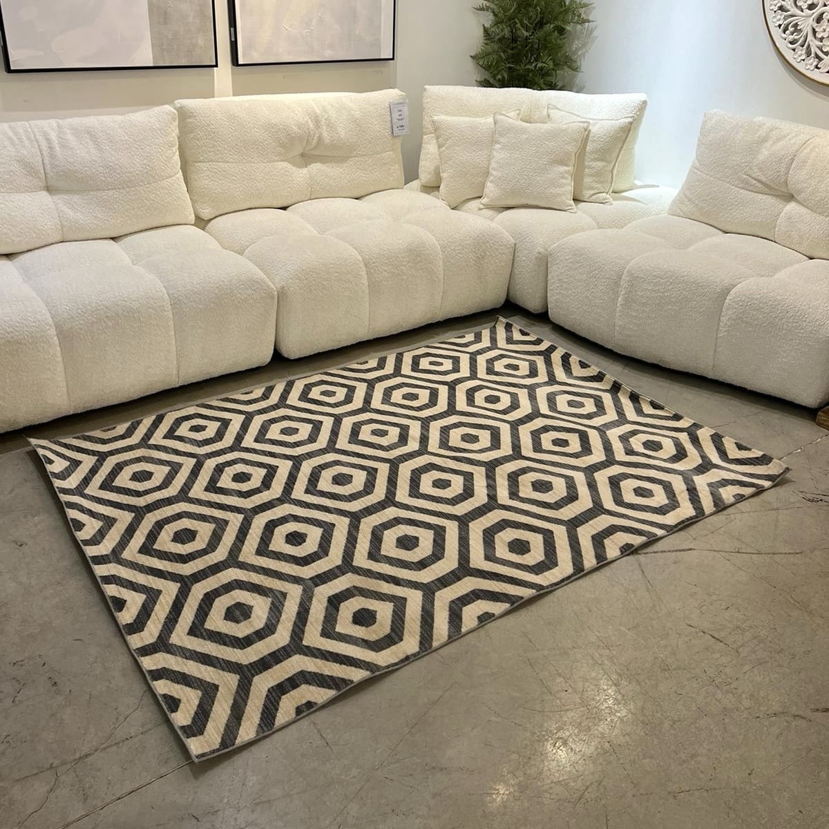 שטיח גאומטרי אפור בז כוורת דגם אריזונה שטיח גאומטרי אפור בז כוורת דגם אריזונה