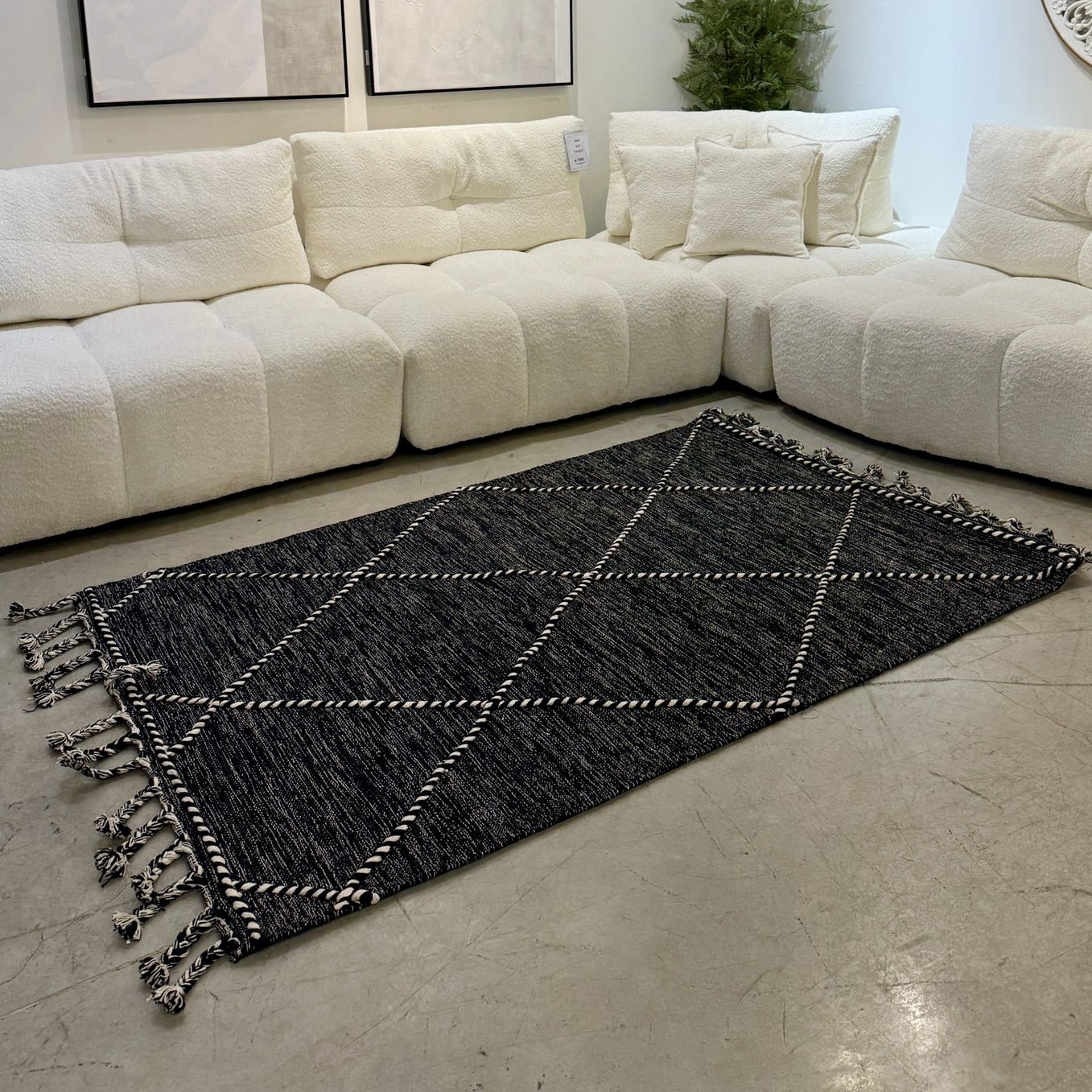 שטיח בוהו שיק שחור פרנזים ואריגה גיאומטרית דגם ויפאסנה שטיח בוהו שיק שחור פרנזים ואריגה גיאומטרית דגם ויפאסנה