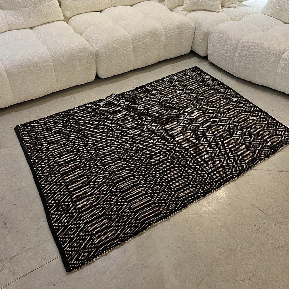 שטיח חבל גאומטרי שחור וקש טבעי דגם ויפאסנה שטיח חבל גאומטרי שחור וקש טבעי דגם ויפאסנה