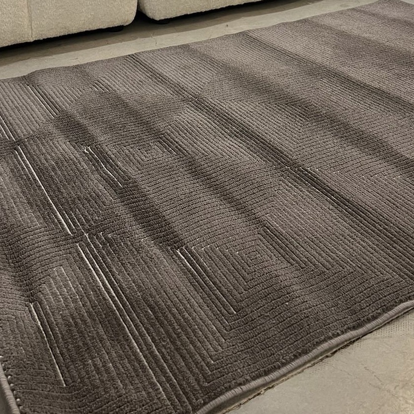 שטיח חום גאומטרי אריגה משולבת דגם מלאני שטיח חום גאומטרי אריגה משולבת דגם מלאני