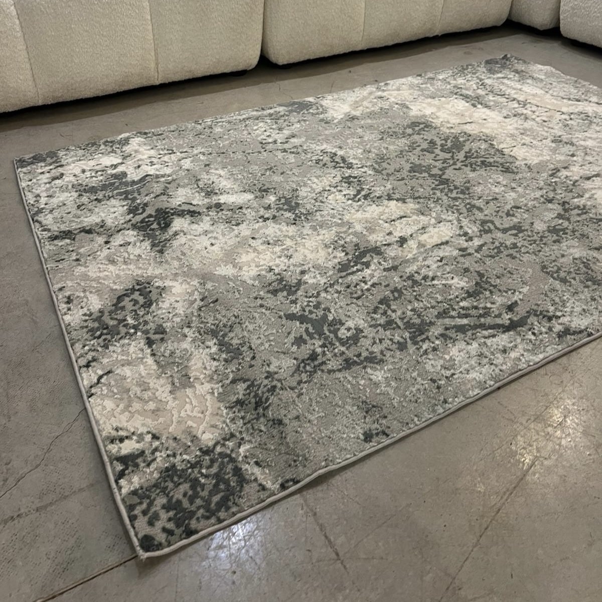 שטיח מודרני אבסטרקט אפור שמנת דגם גלה שטיח מודרני אבסטרקט אפור שמנת דגם גלה