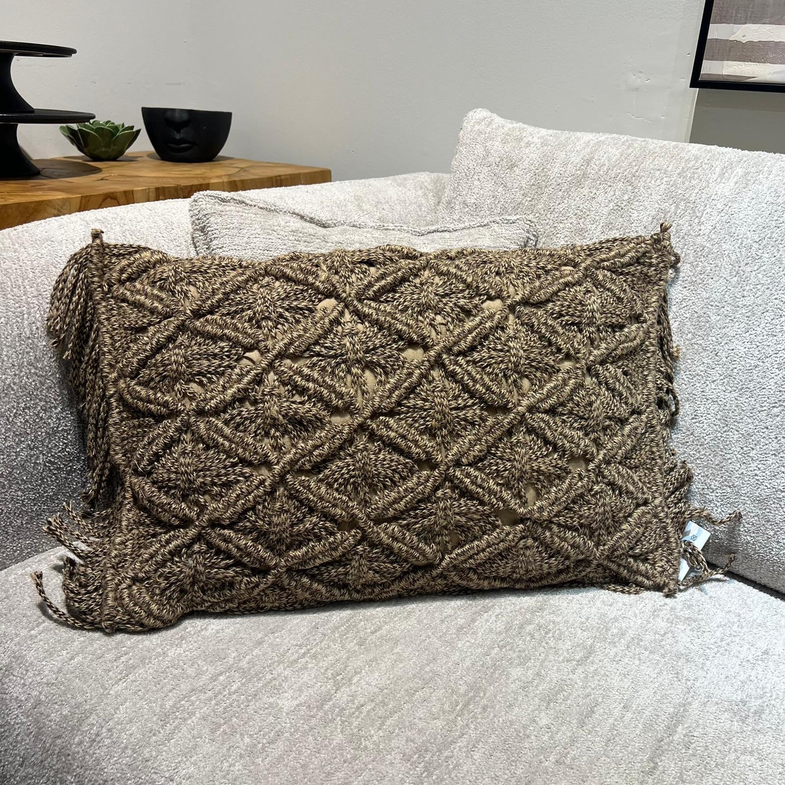 כרית נוי מלבנית מקרמה כהה דגם איקו