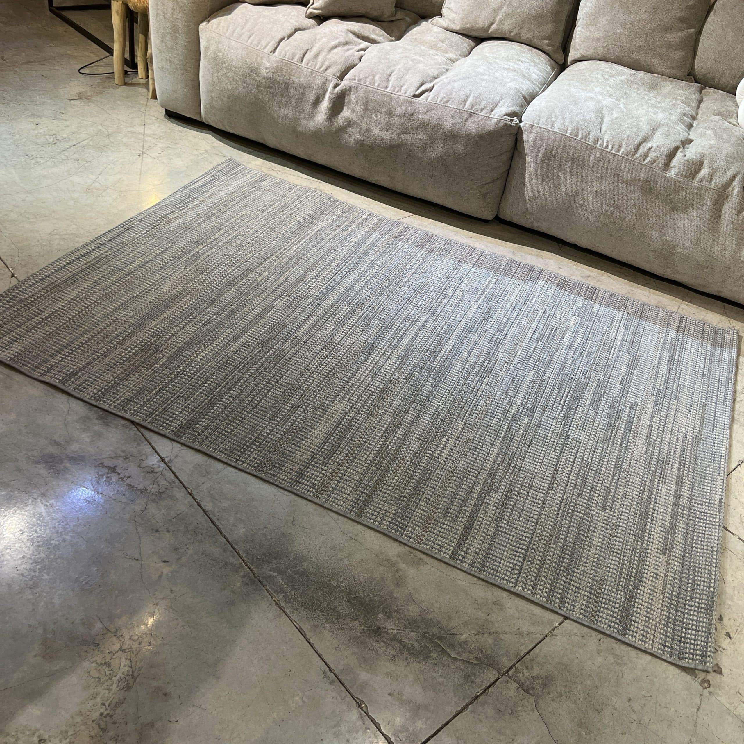 שטיח אפור אריגה בעבודת יד דגם נורי שטיח אפור אריגה בעבודת יד דגם נורי