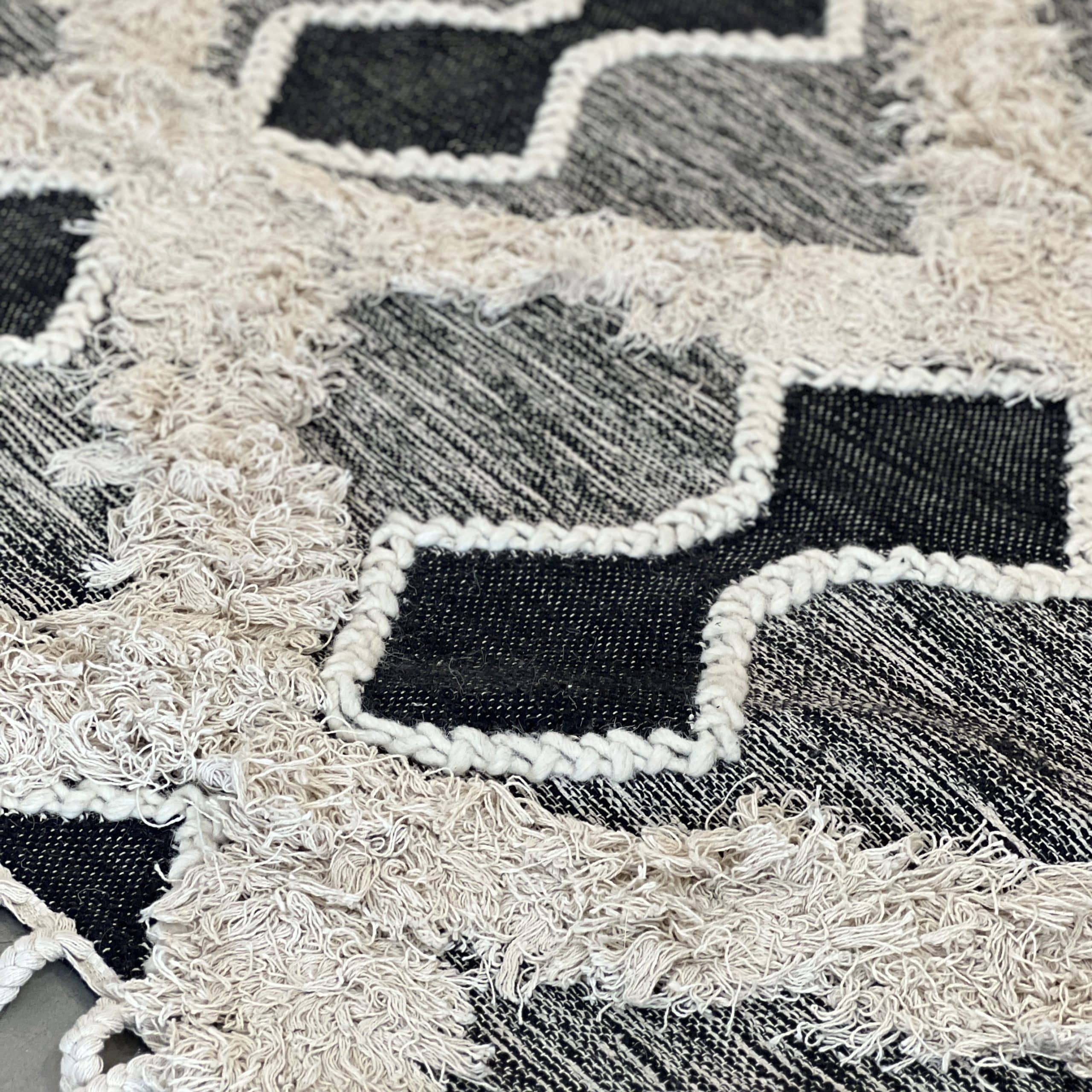 שטיח בוהו אריגה משולבת סיומת פרנזים דגם בר שטיח בוהו אריגה משולבת סיומת פרנזים דגם בר