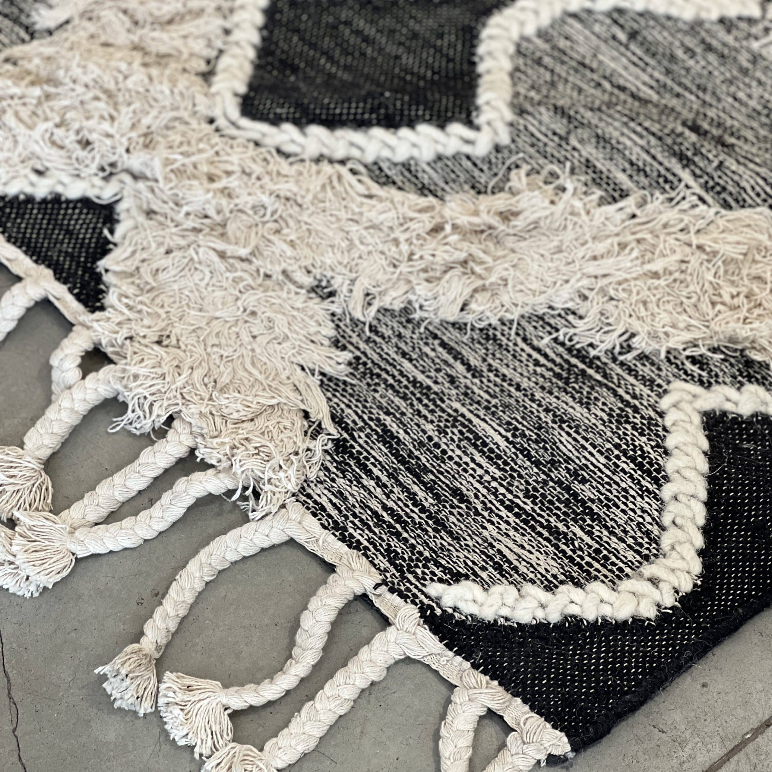 שטיח בוהו אריגה משולבת סיומת פרנזים דגם בר שטיח בוהו אריגה משולבת סיומת פרנזים דגם בר