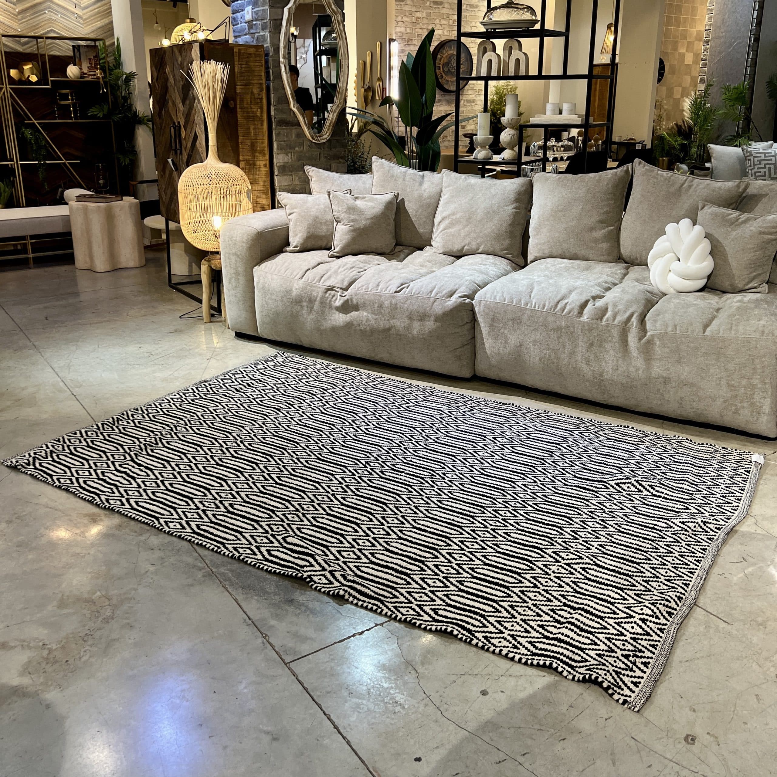 שטיח חבל גאומטרי כהה אריגה גסה דגם ויפאסנה שטיח חבל גאומטרי כהה אריגה גסה דגם ויפאסנה