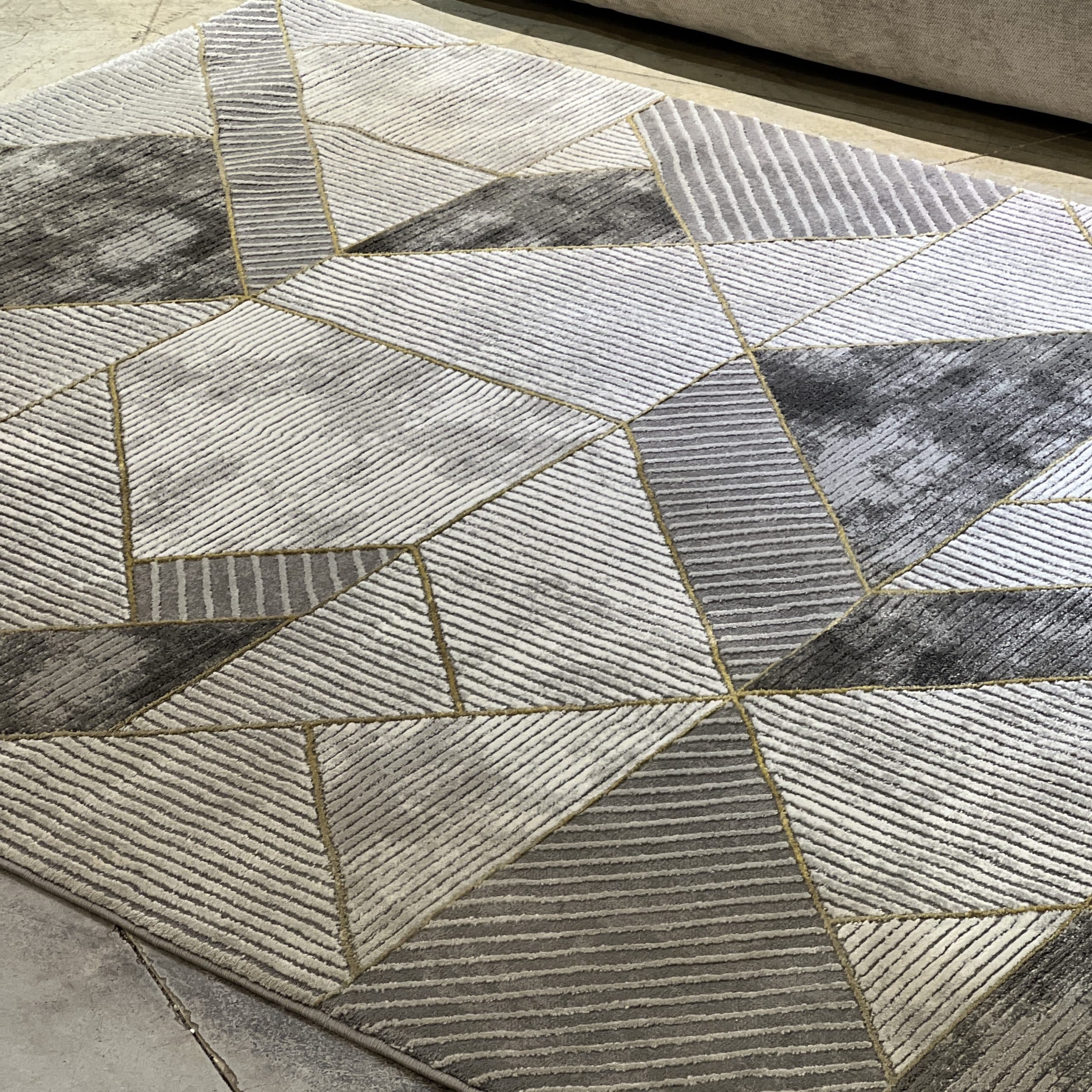 שטיח גאומטרי אפור חרדל דגם ארנה