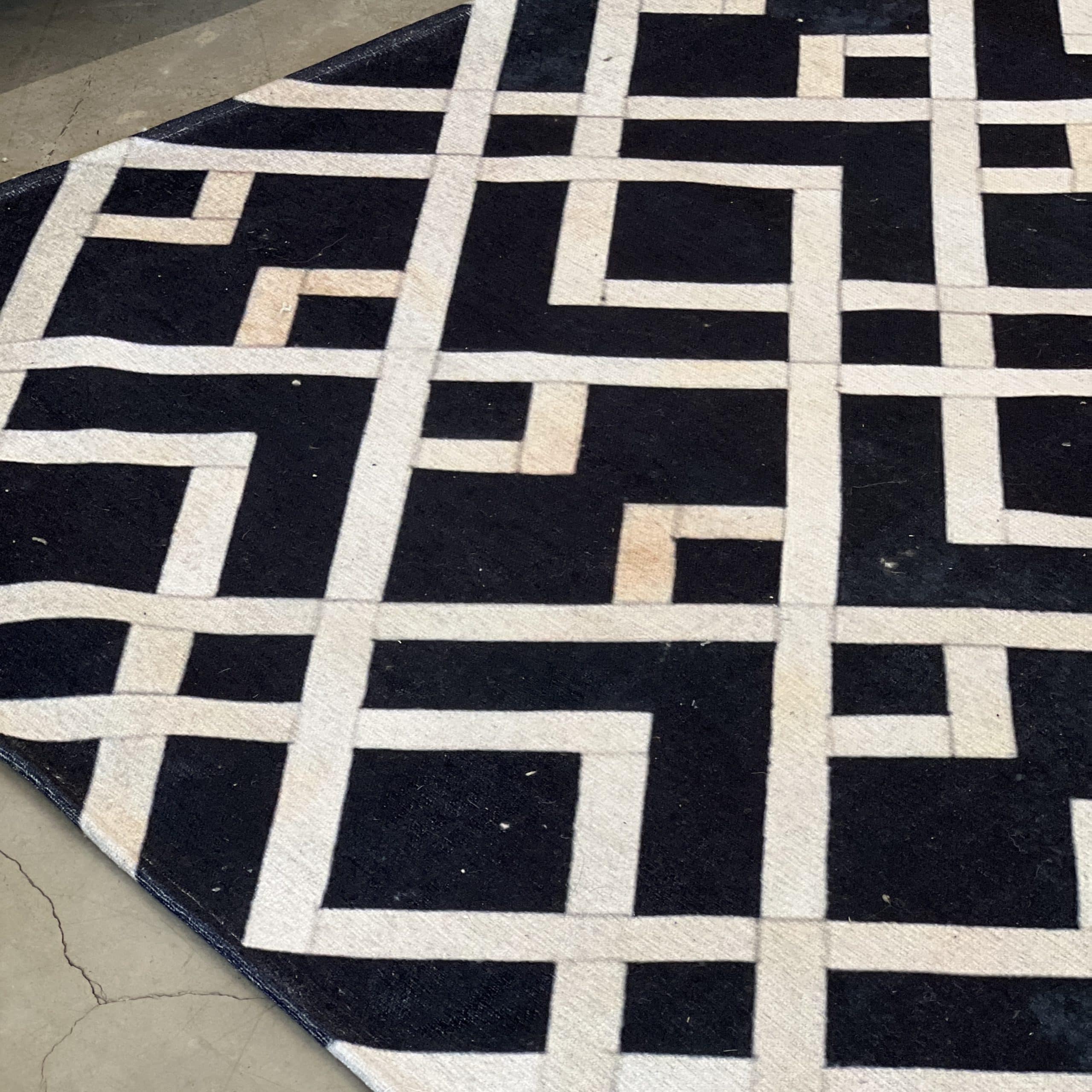 שטיח זיגזג שחור לבן דגם גורן שטיח זיגזג שחור לבן דגם גורן