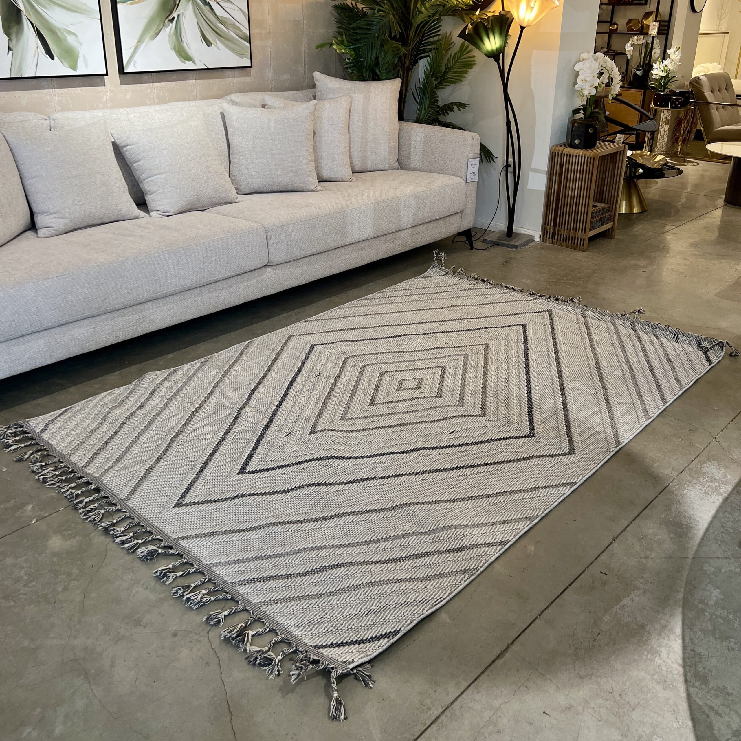 שטיח אפור לבן גאומטרי עם פרנזים דגם אוטופיה שטיח אפור לבן גאומטרי עם פרנזים דגם אוטופיה