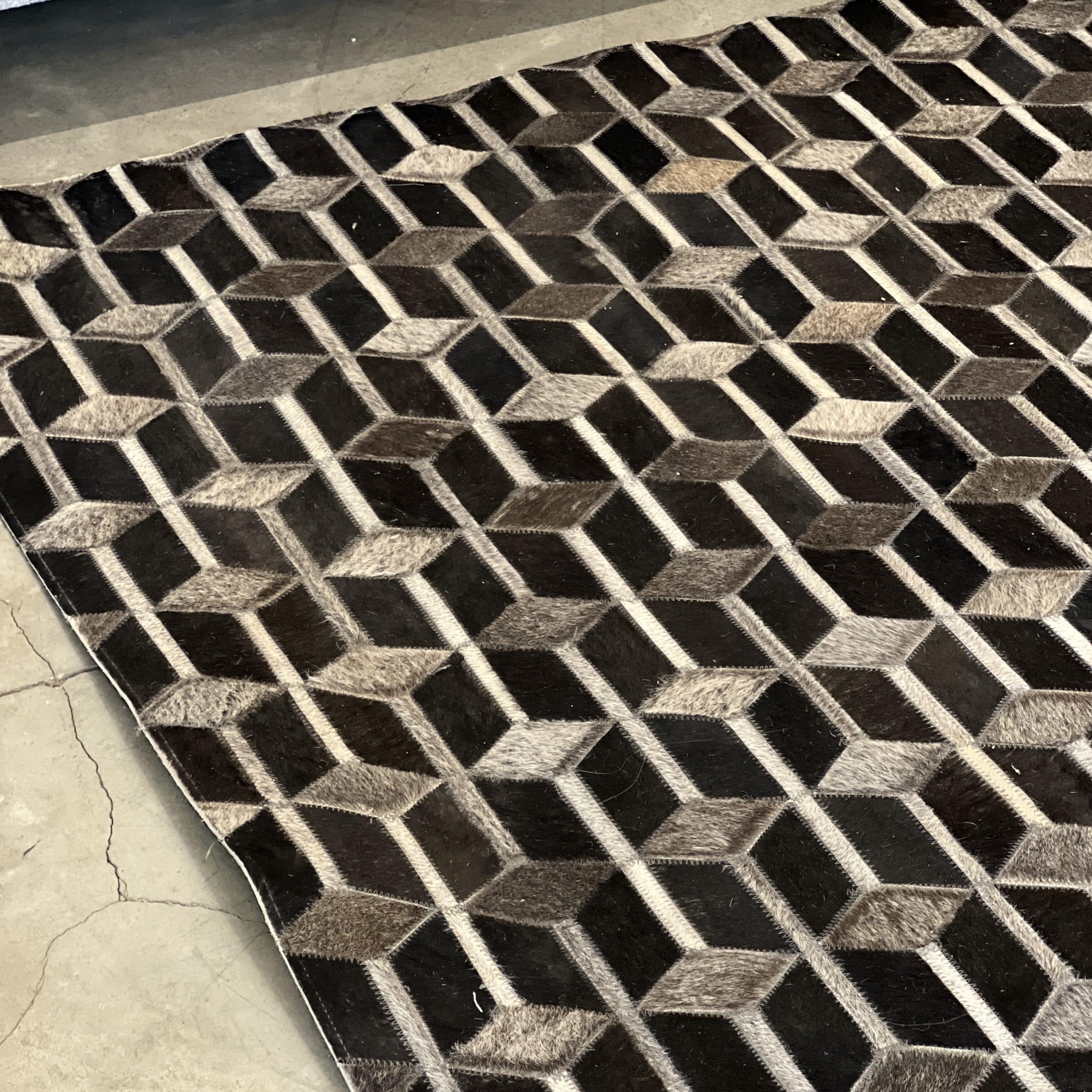 שטיח שחור פסים אפורים ומיני מעוינים דגם איטקס שטיח שחור פסים אפורים ומיני מעוינים דגם איטקס