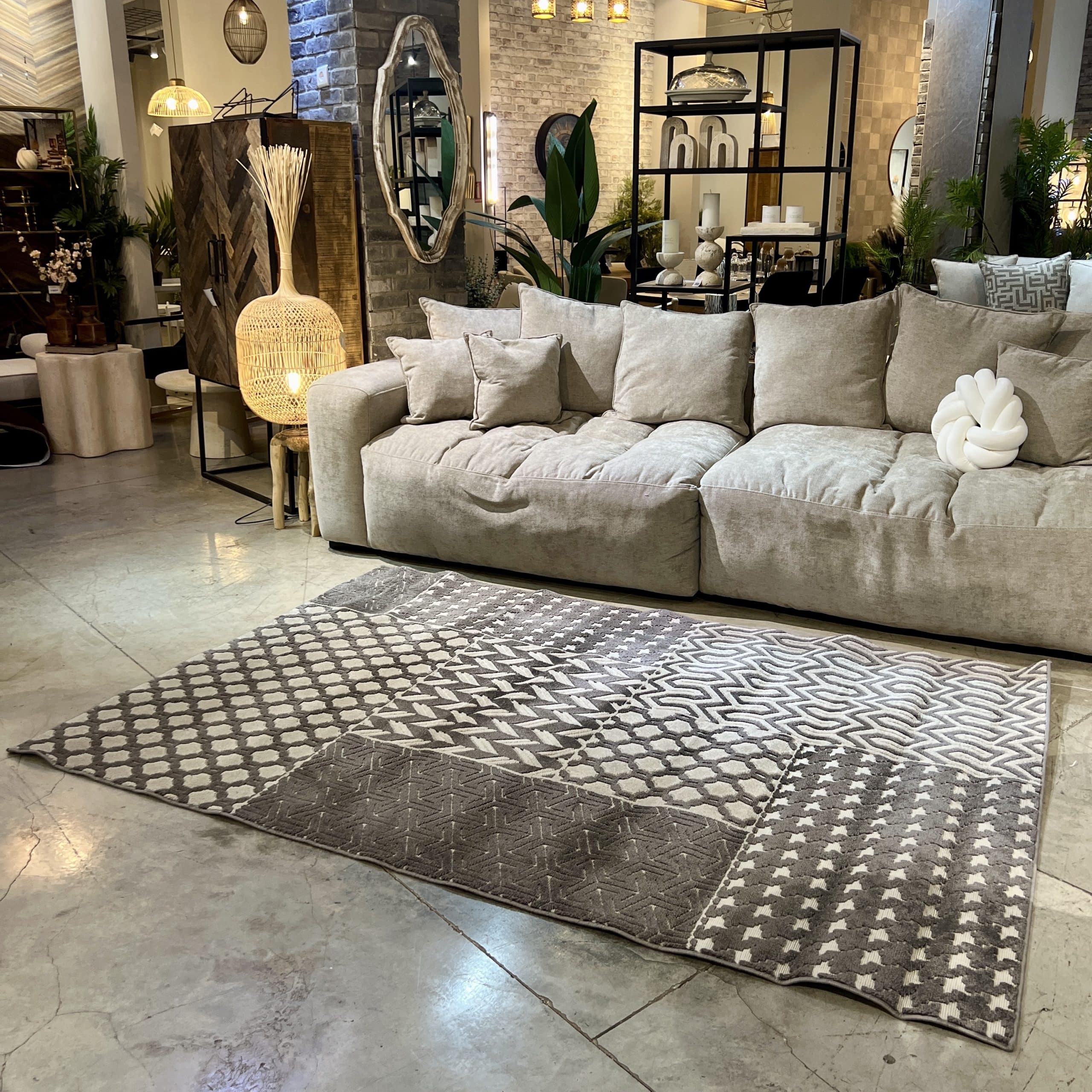 שטיח גאומטרי אפור שמנת דגם גפן שטיח גאומטרי אפור שמנת דגם גפן