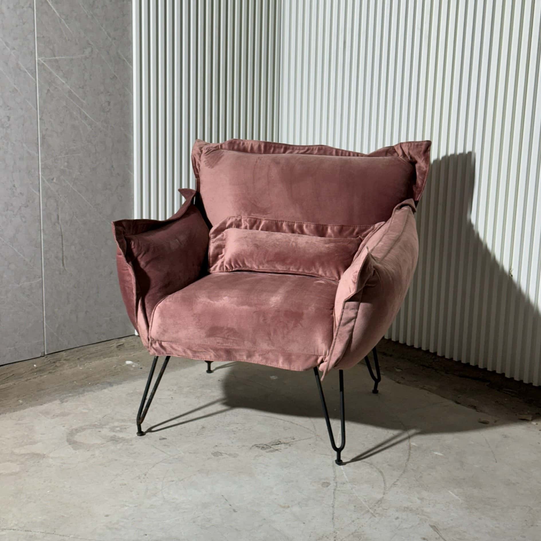 כורסא דגם דאצה בד קטיפה ורוד כורסא דגם דאצה בד קטיפה ורוד