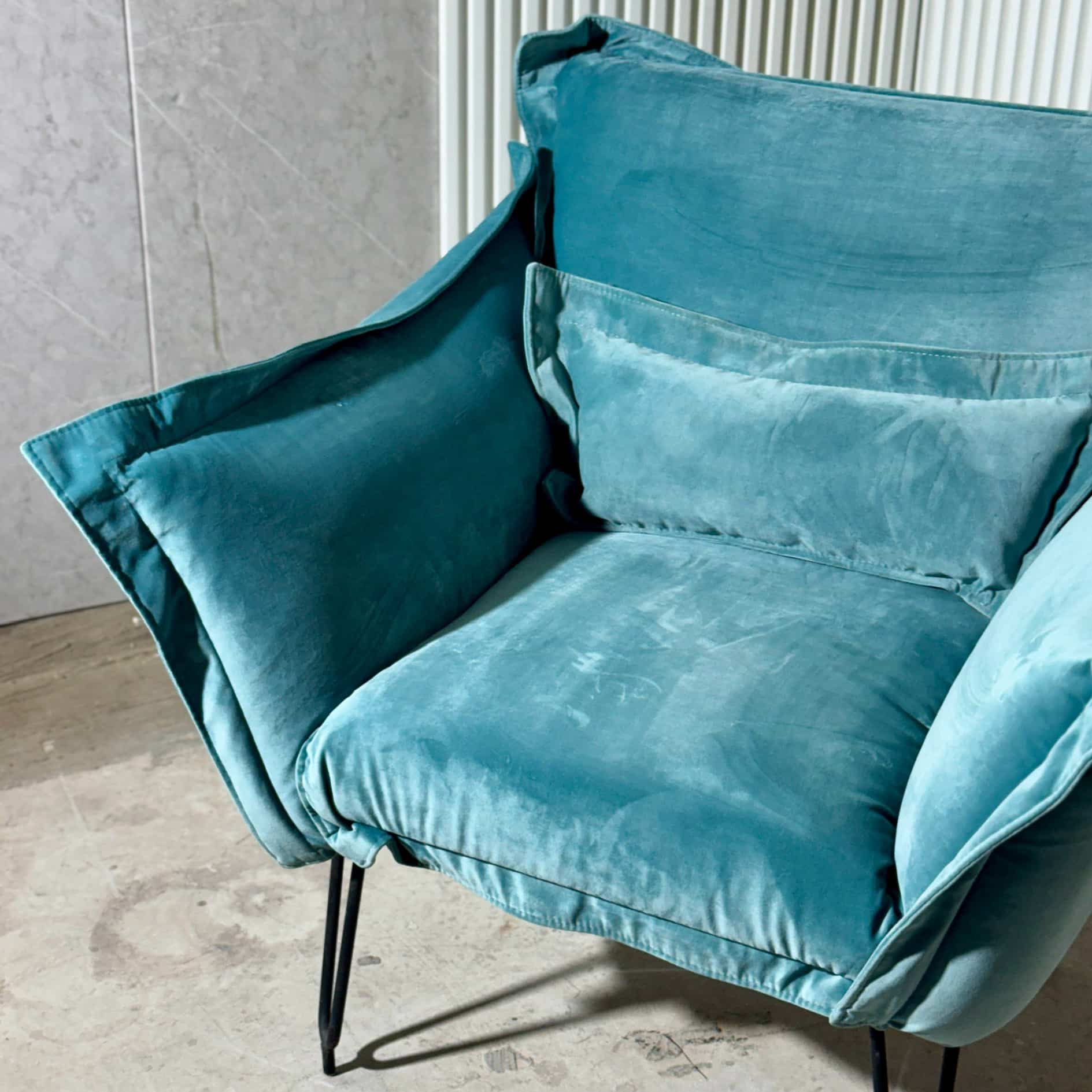 כורסא דגם דאצה בד קטיפה תכלת כורסא דגם דאצה בד קטיפה תכלת